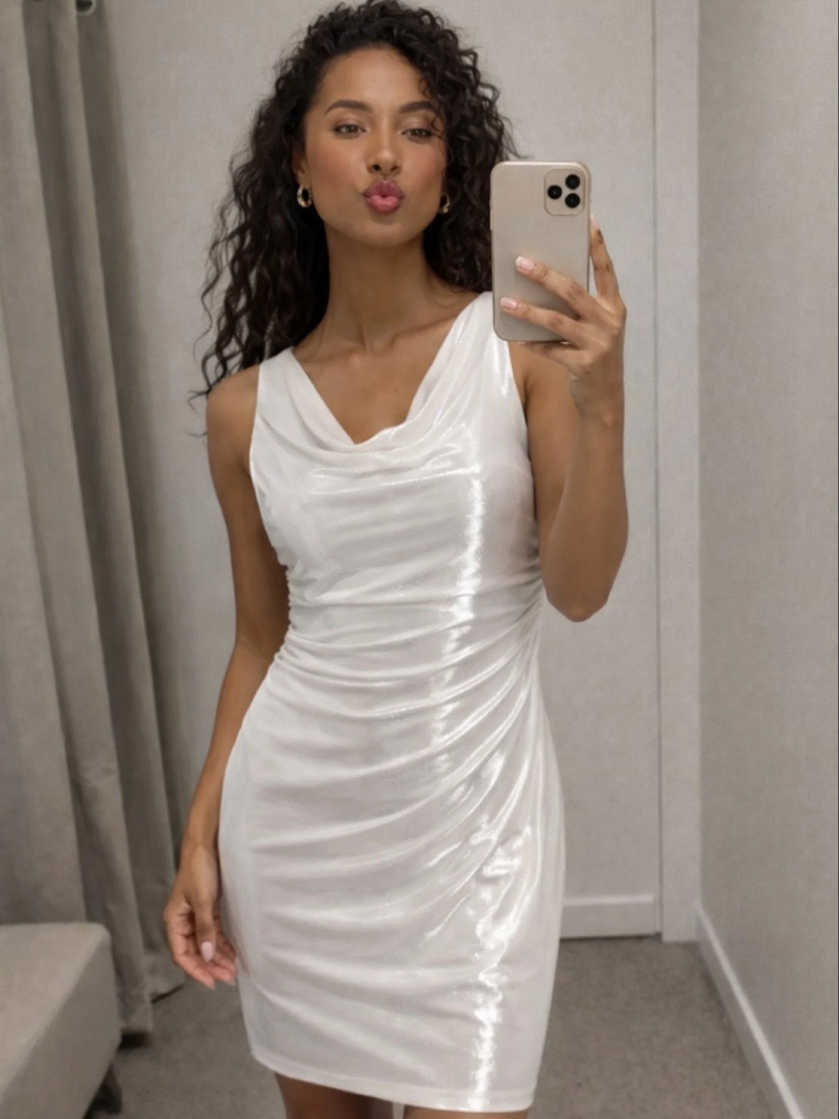 can&rsquo;t resist a mirror selfie when the outfit&rsquo;s this good💋