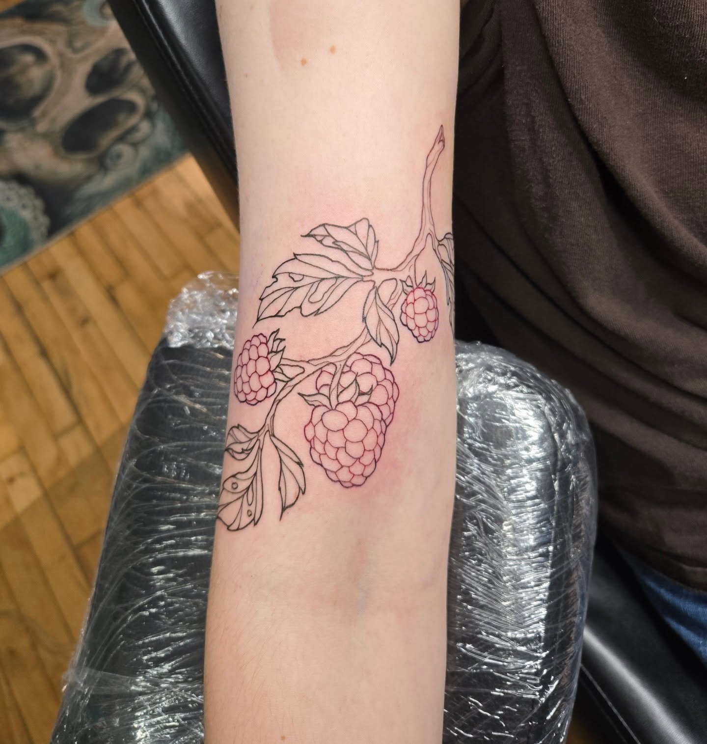 I do like to line stuff in color from time to time. 

✨️The next fall flash page is dropping tomorrow✨️, the large venus flytrap design is -sold and on hold-. 

It has come increasingly to my attention that there are places around here with astronomi