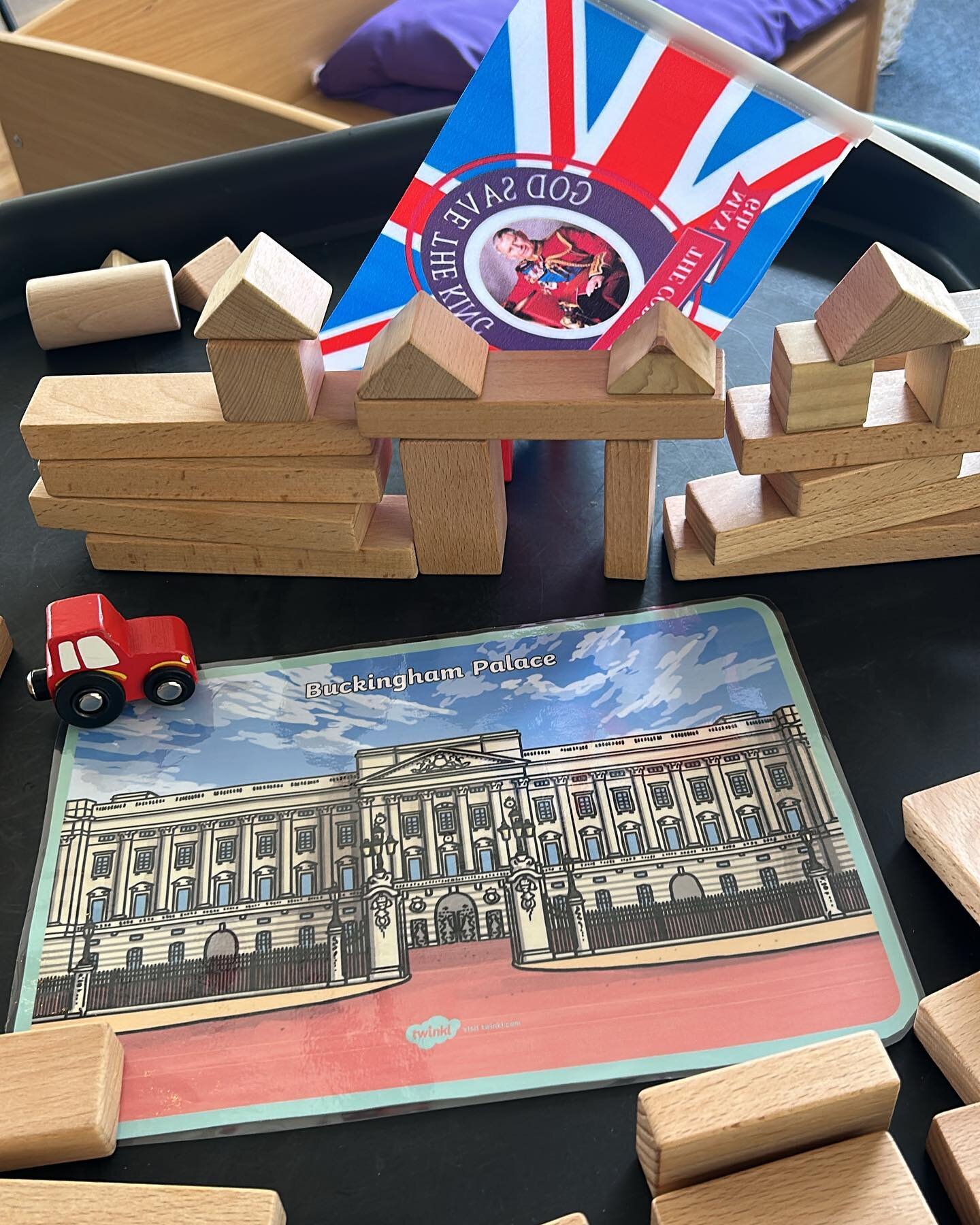 The children have done a fabulous job making their own Buckingham palace out of the blocks 

#kingscoronation2023 #kingscoronation #tufftray #coronationtufftray