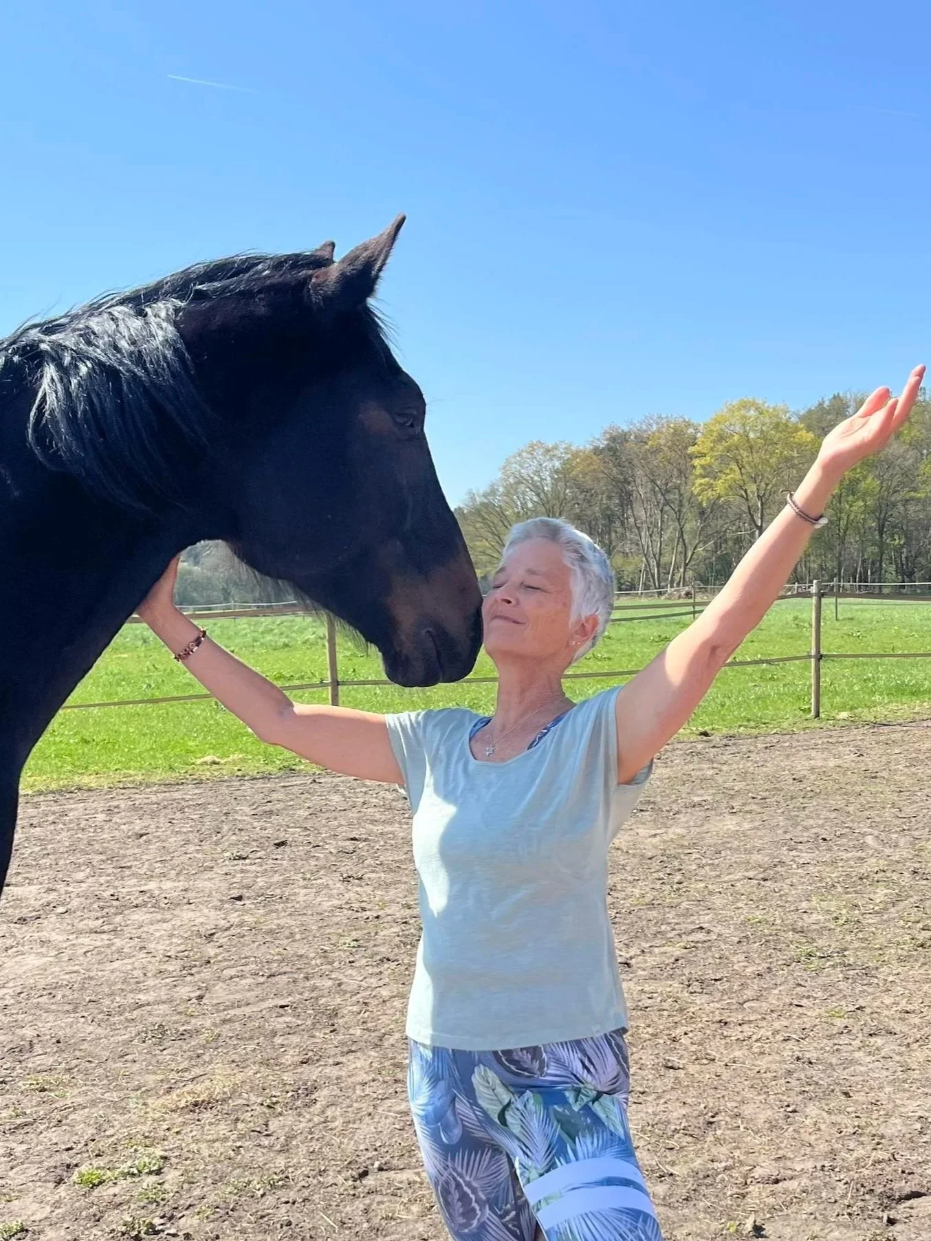 Amor is wel benieuwd naar die yoga sessies van Genevieve... 