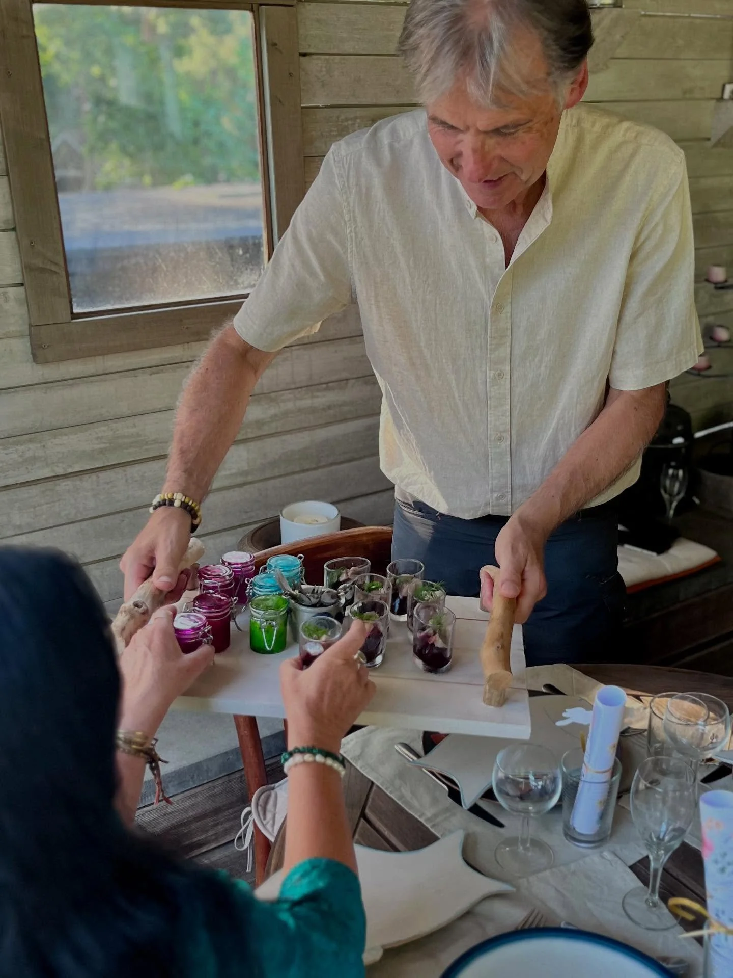 Guy serveert de hapjes! 