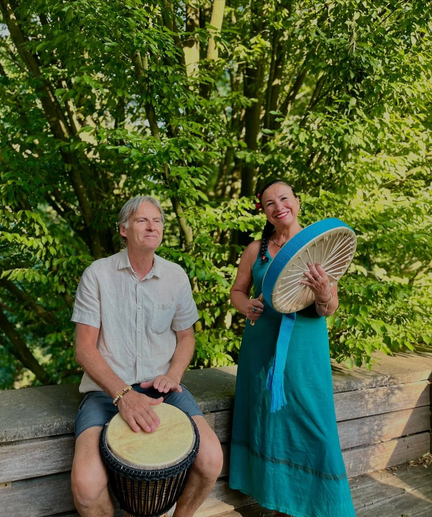 Guy & Ina, voorbereidingen treffen voor hun drumcirkel tussen de paarden 
