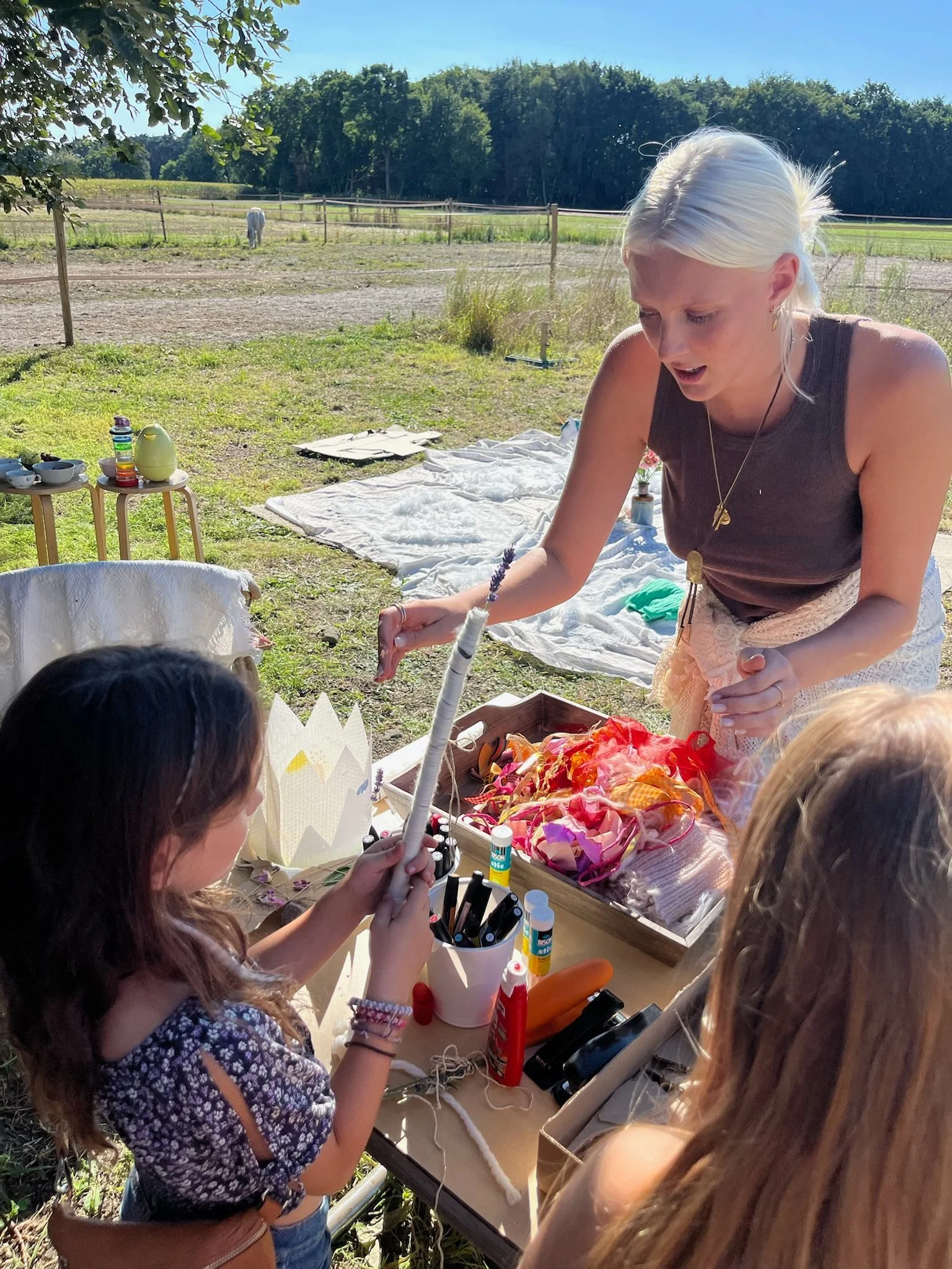 Lauranne die de kids begeleid tijdens onze zomerworkshop 'Bos vol Verhalen' 