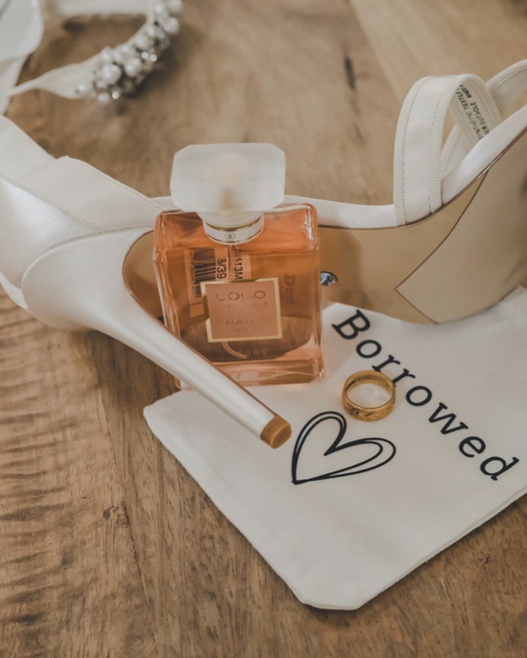 Finer Details&hellip;✨
Will you have a signature scent for your wedding day? We are seeing more couples incorporate perfumes in to their wedding day. A signature smell is a great way to bring back memories in the future🤍
&bull;
📸@photographybyashle