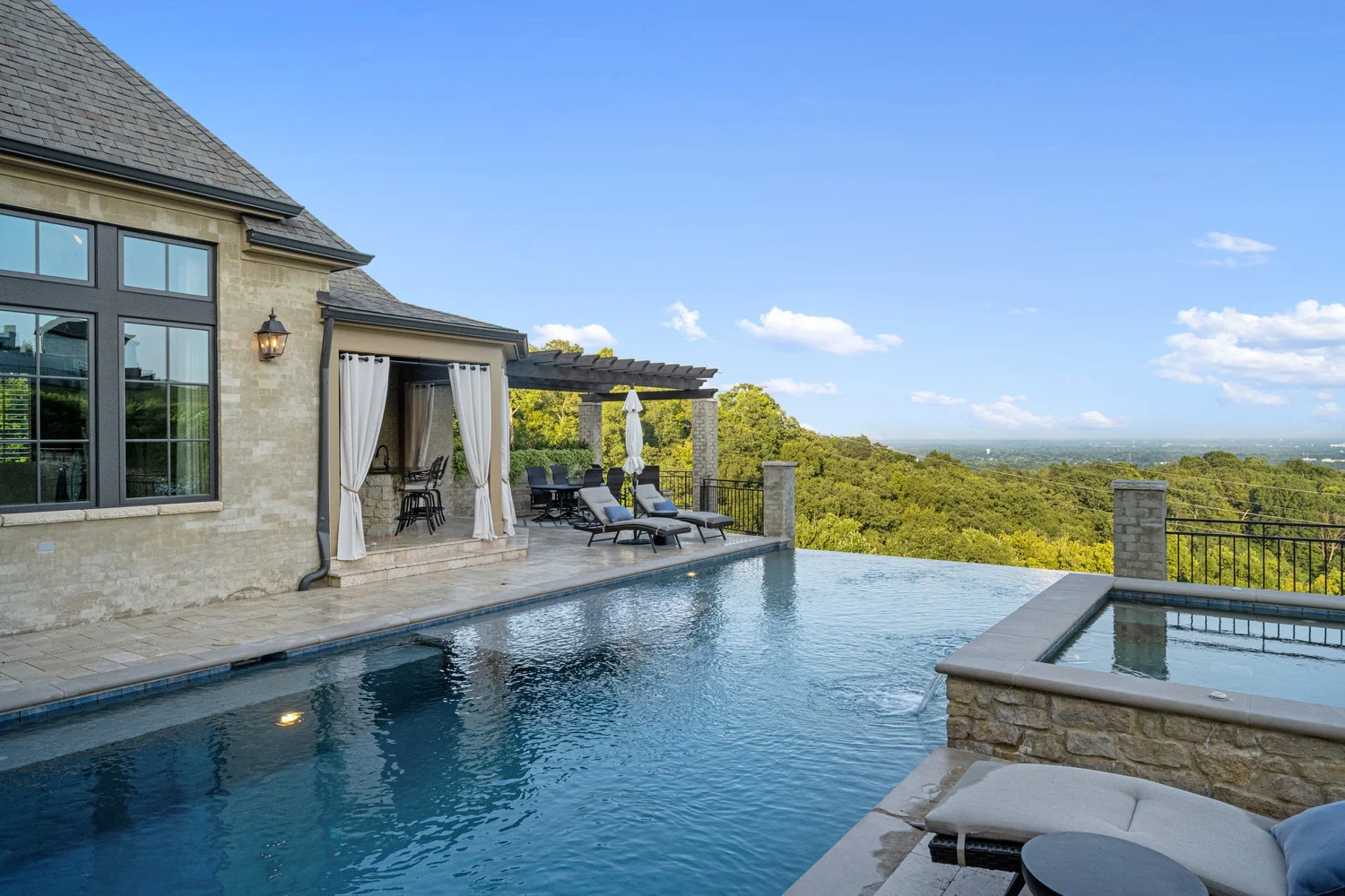 Stunning Luxury Luxurious Rentals With Views image