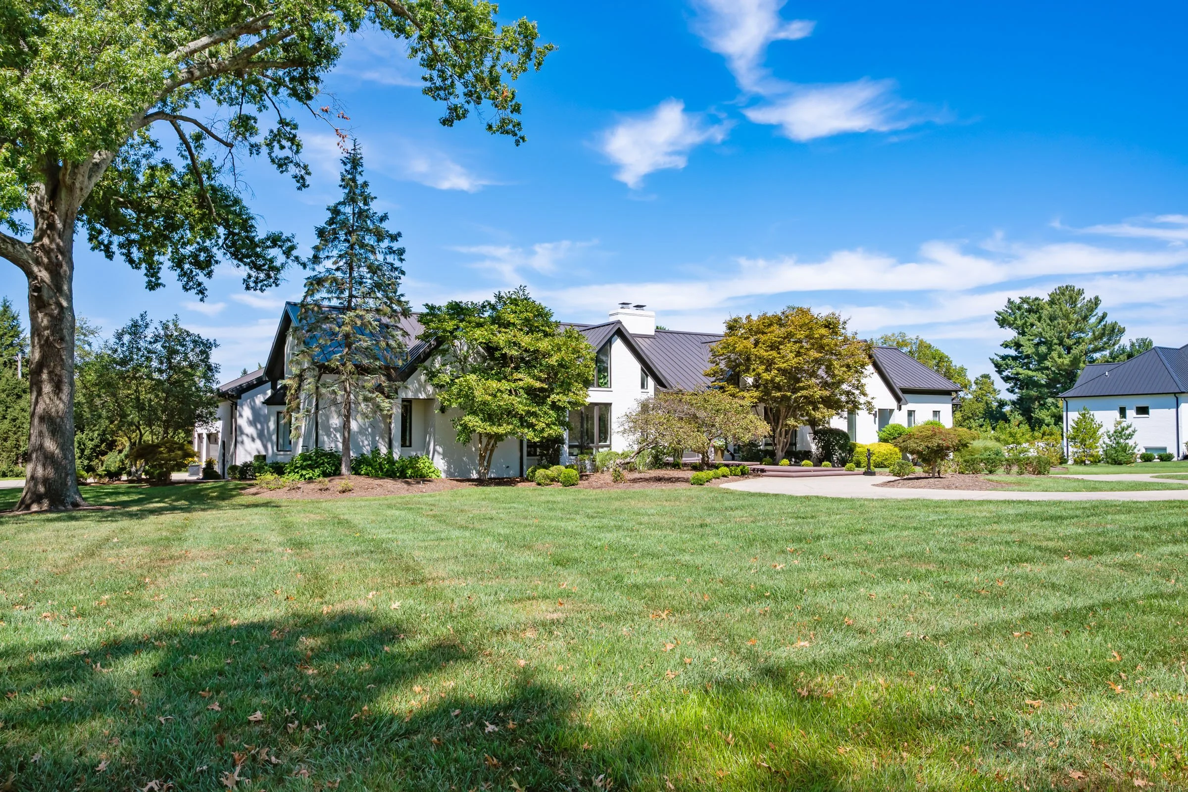 5109 Dunvegan Rd-3.jpg