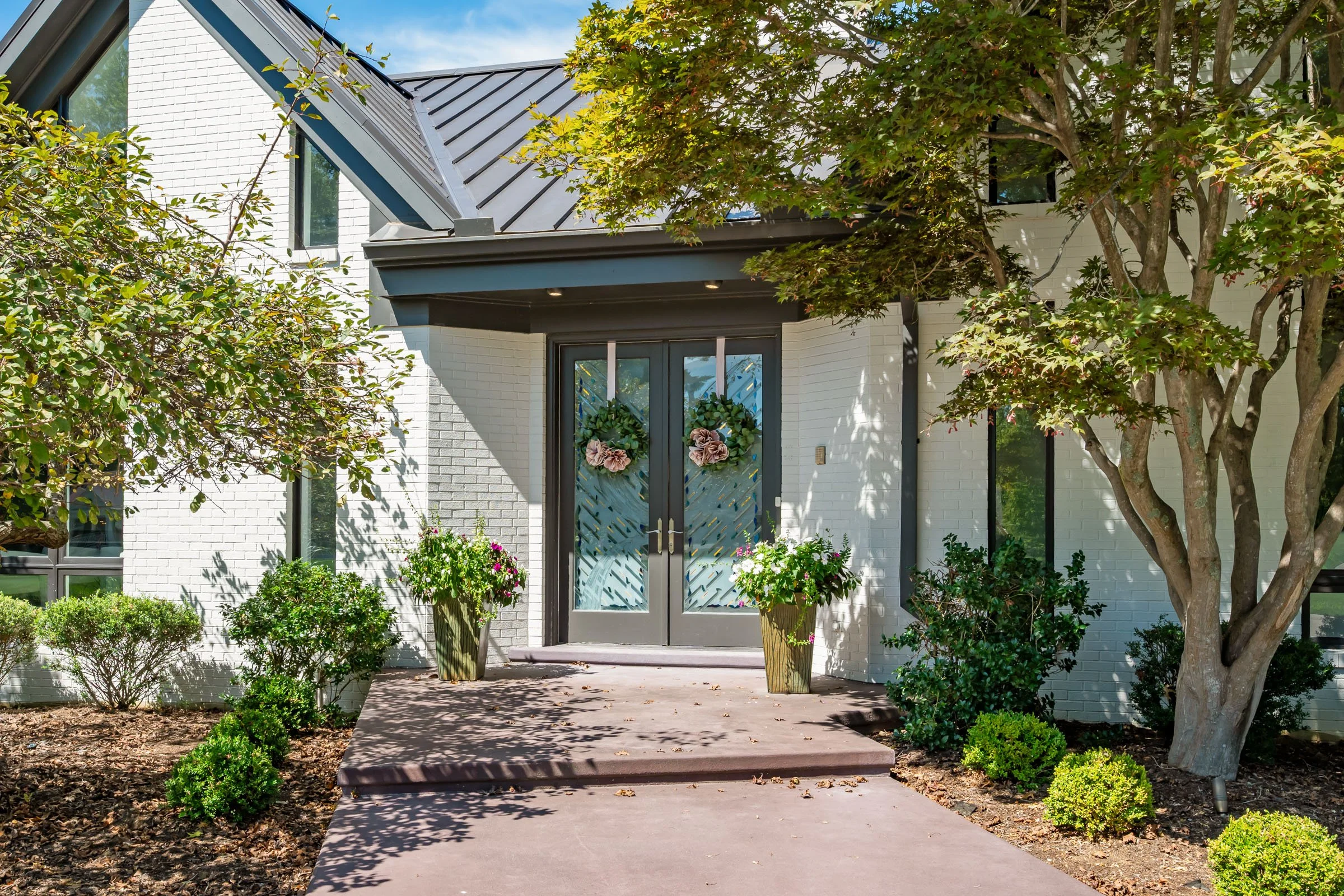 5109 Dunvegan Rd-5.jpg