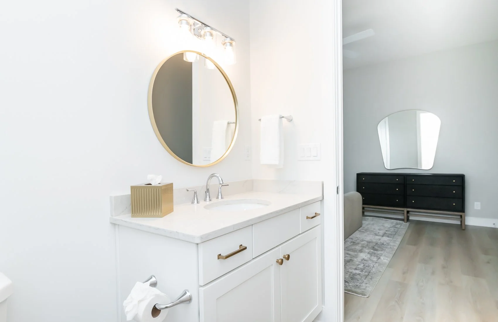 Queen Bathroom II.jpg