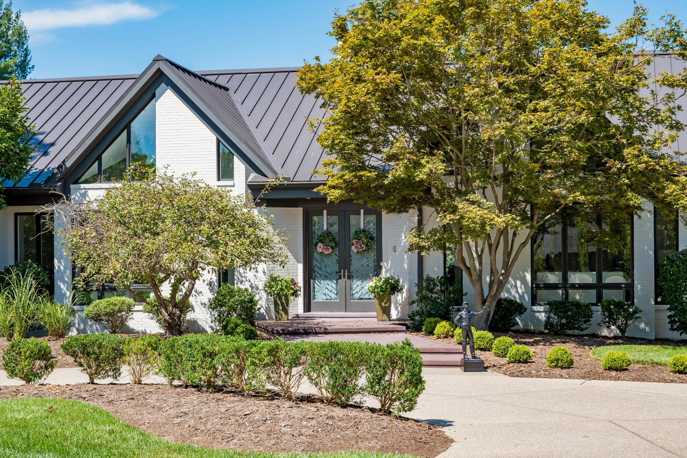 5109 Dunvegan Rd-4.jpg