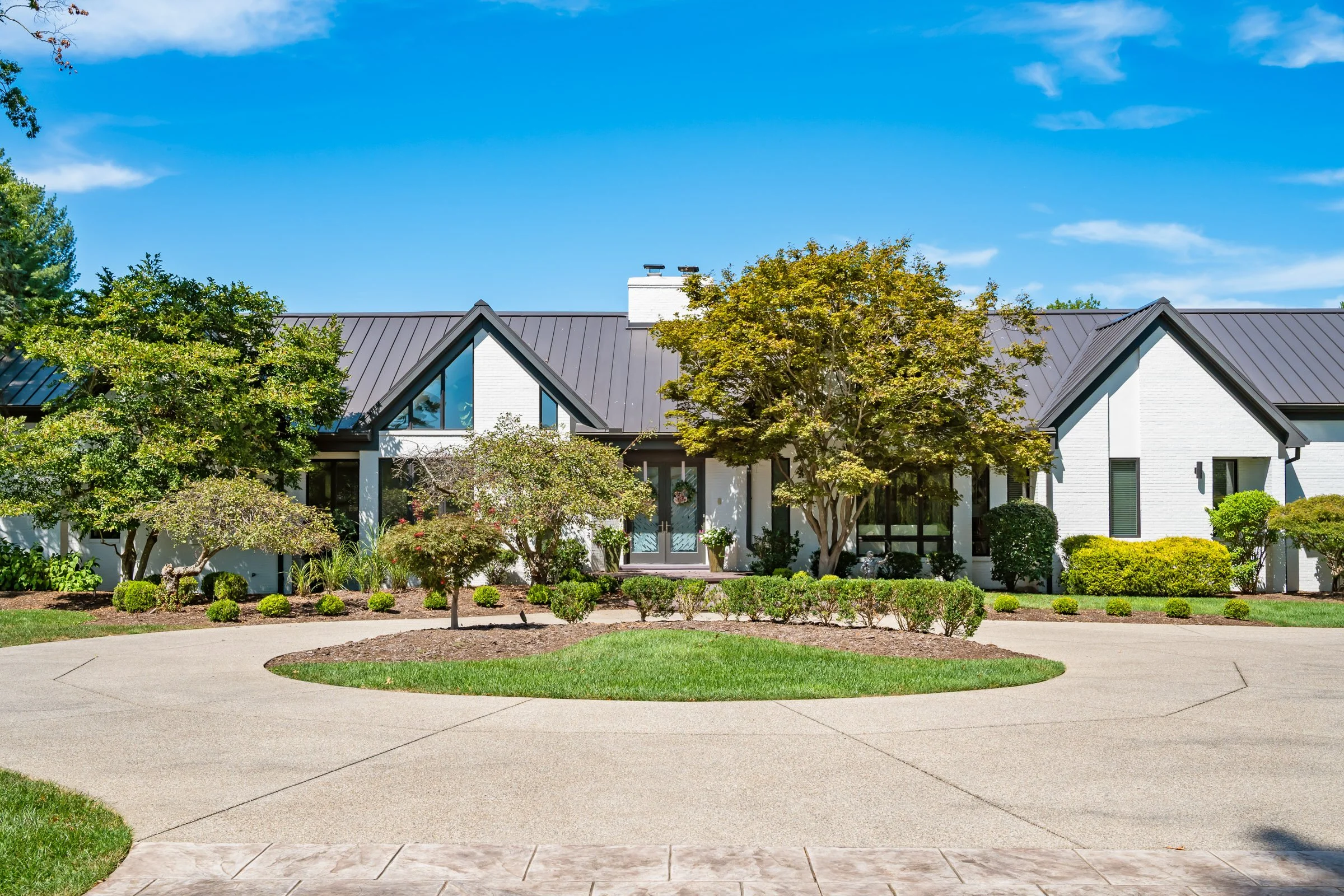 5109 Dunvegan Rd-2.jpg