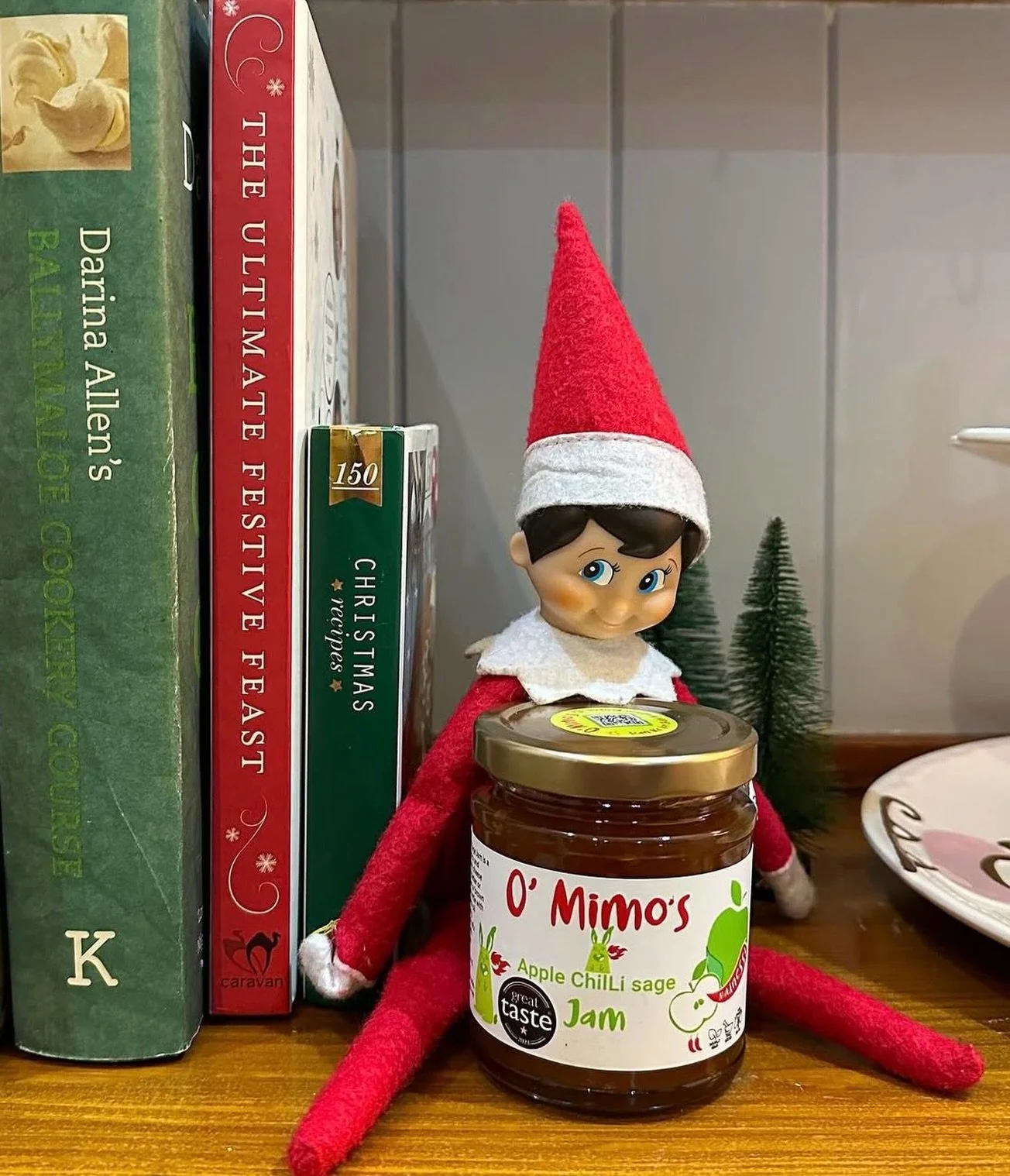 🎄🧝&zwj;♂️🔥 Uh-oh&hellip; the Elf found @omimos.chillimadness !
It&rsquo;s the start of December and the elves are back to their bold tricks, and this one clearly has great taste.
Just like our cheeky little friend, O&rsquo;Mimo&rsquo;s flavours ar