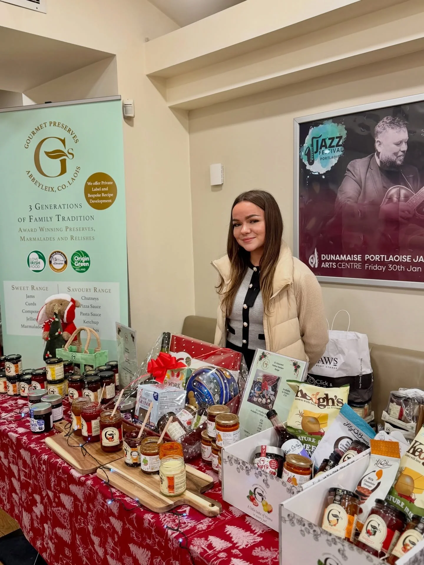 🎄🎁 O&rsquo;Mimo&rsquo;s is proudly part of @gs_gourmet_jams Christmas Hampers!
Packed with incredible local products, these hampers are bursting with flavour, quality, and festive cheer &mdash; the perfect way to make your Christmas merry, bright, 