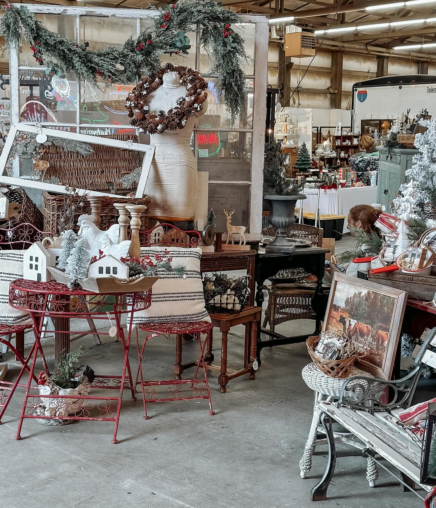All things merry &amp; bright are coming to The Great Junk Hunt Ventura in just 15 days! ✨ 

See you all real soon! 🤩 Who&rsquo;s ready?!