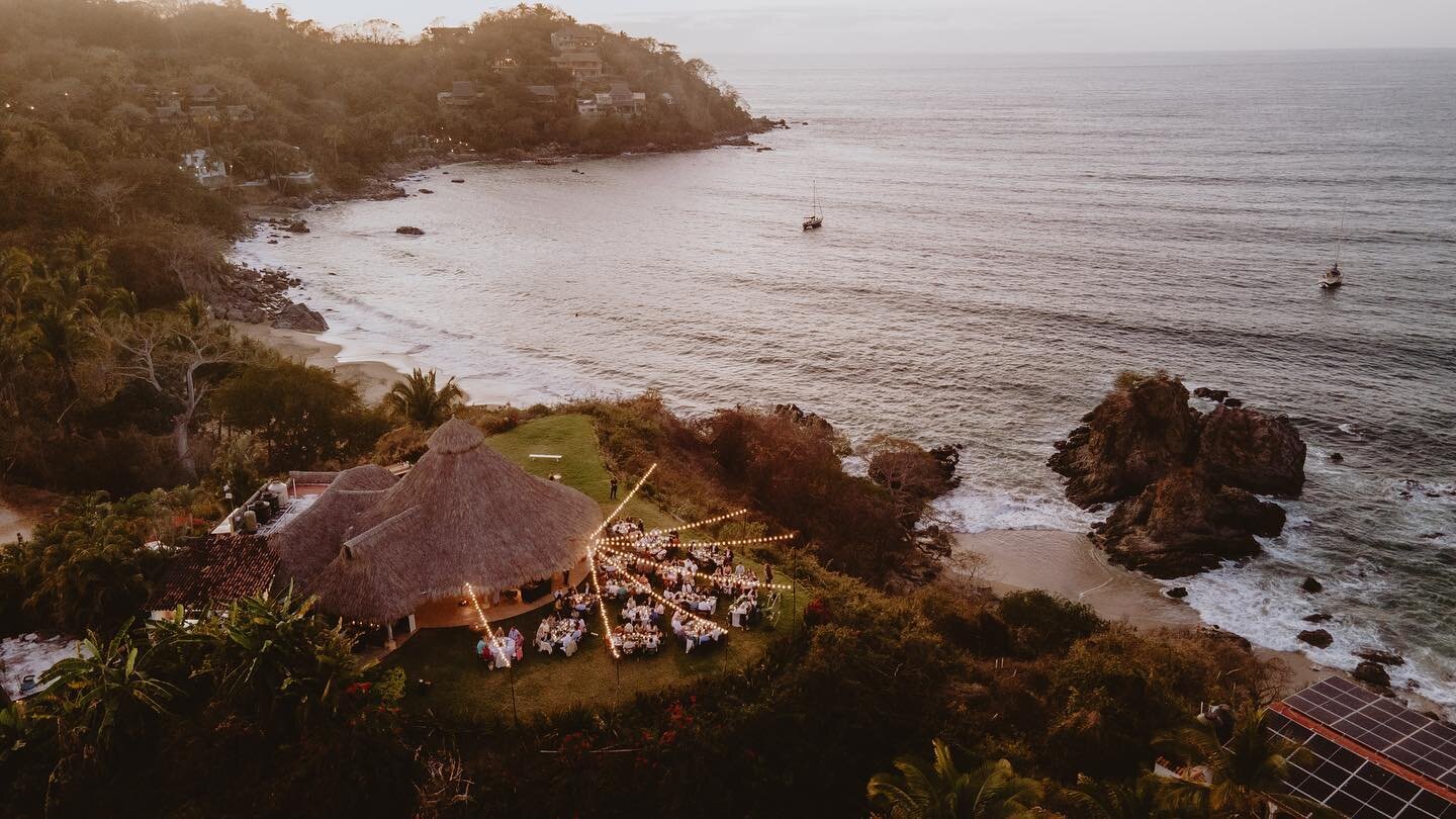 It doesn&rsquo;t get much more dreamy than this! What a spectacular venue surrounded by breathtaking views. Can you already imagine celebrating your special day at Palapa Don Pedro&rsquo;s? 

.

Photographer: @fulleredgestudio
Planner: @sunset-soiree