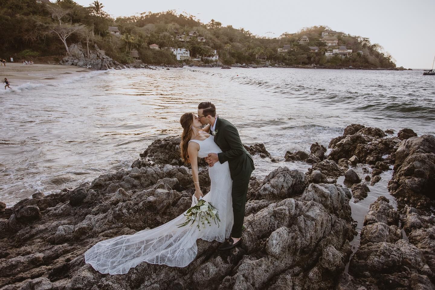 Does it get any more picturesque than this? We can&rsquo;t get enough of this stunning gallery! @fulleredgestudio always outdoes themselves with their editorial style photos. This is every brides dream come true! 🤍

.

Photographer: @fulleredgestudi