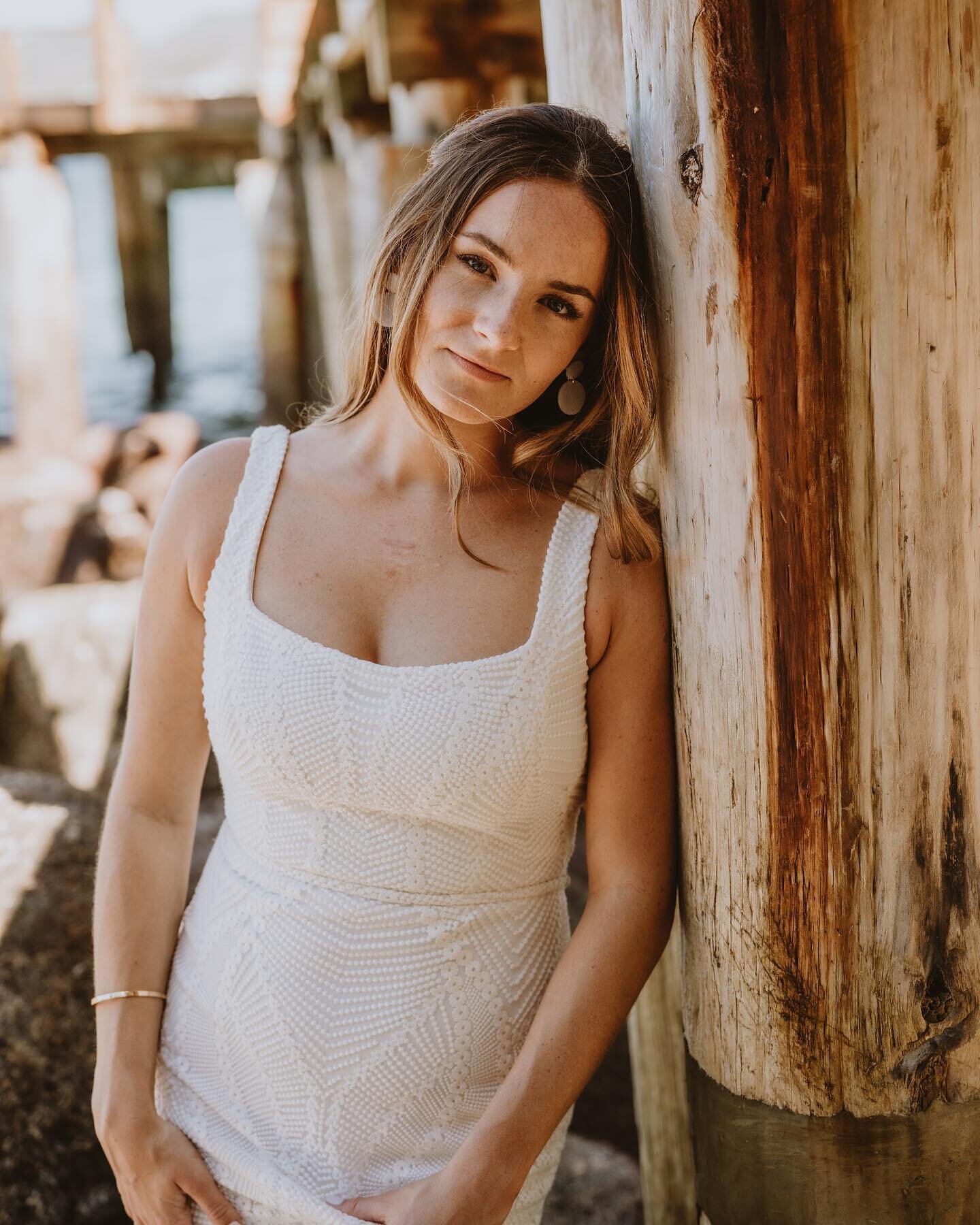 We had the most amazing time getting ready with Marina and her group. Everyone was so sweet and happy to be celebrating such a a special day. Her natural makeup look and beautiful soft curls fit her perfectly! Such a beauty! 🤍

.

Photographer: @ful