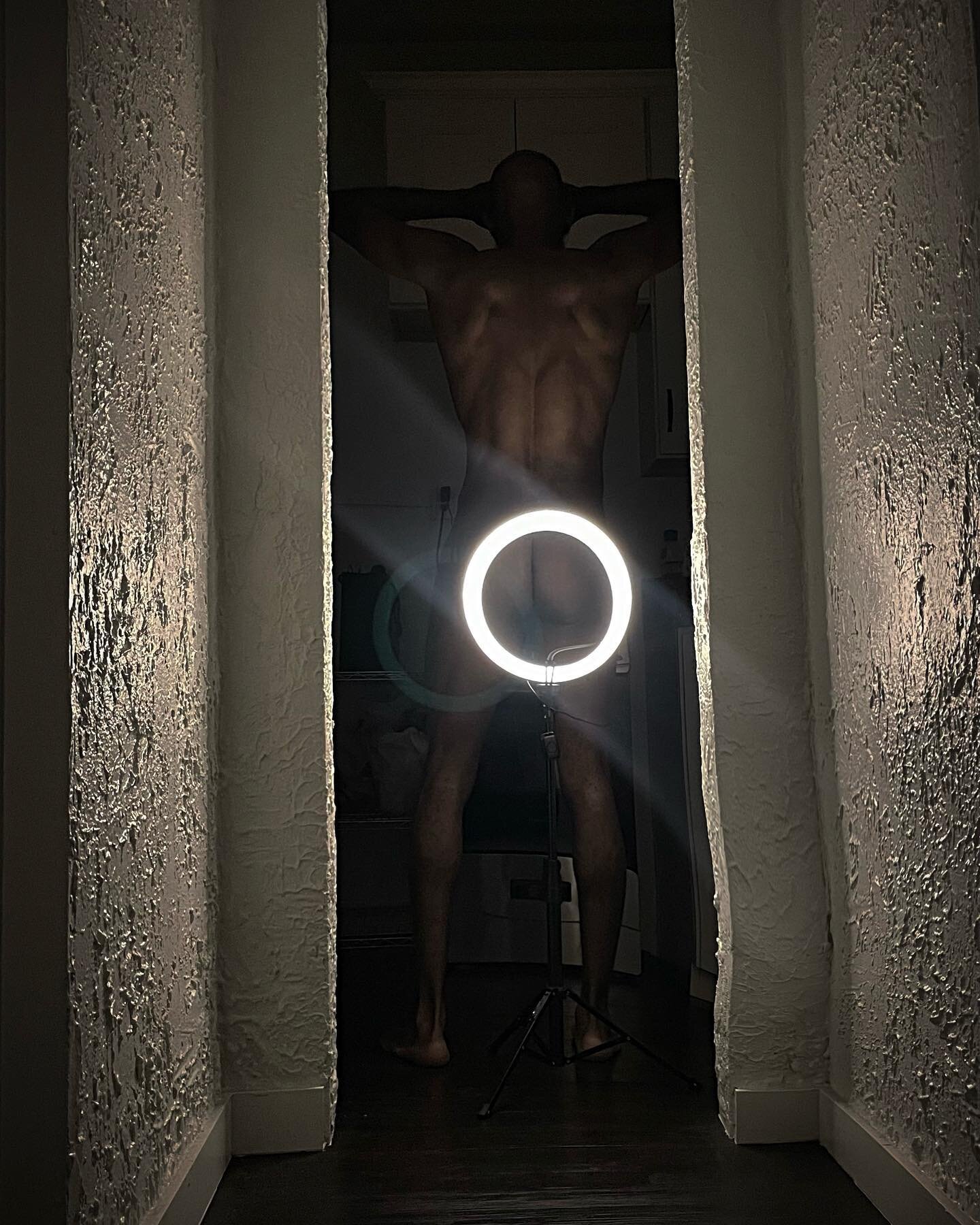 Center of attention ✨❤️
&bull;
&bull;
#photography #light #love #nude #art #love #back