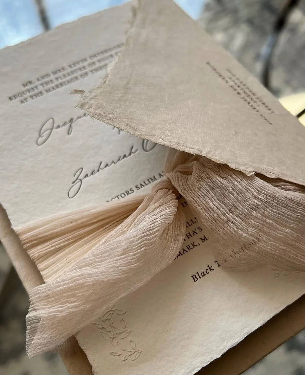 I&rsquo;m here for all the texture 🤩
⠀⠀⠀⠀⠀⠀⠀⠀⠀
Photo: @papertreestudio
&bull;
&bull;
&bull;
&bull;
&bull;
#justweddingthings #weddingstationary #stationary #classyweddings #weddingplanner #weddingphotography #weddingvideographer #weddingdesign #wedd