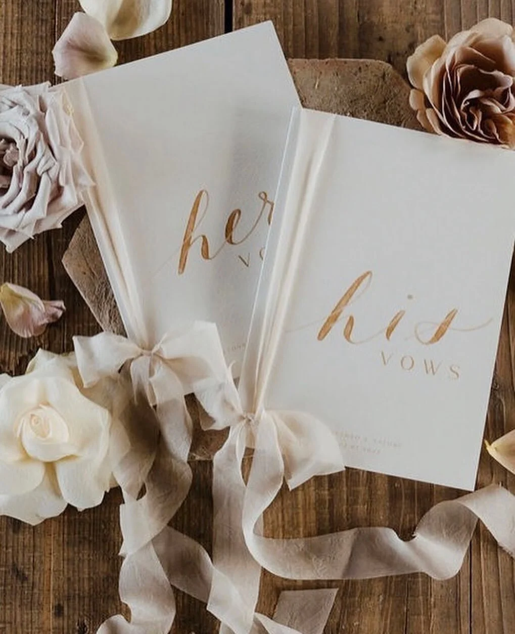 One of my favorite parts of a wedding is hearing the couples wedding vows. It also doesn&rsquo;t hurt to have them written down in a cute notebook like these ones 😍
⠀⠀⠀⠀⠀⠀⠀⠀⠀
Photo: @chiaramadastudio
&bull;
&bull;
&bull;
&bull;
&bull;
#weddingvows #