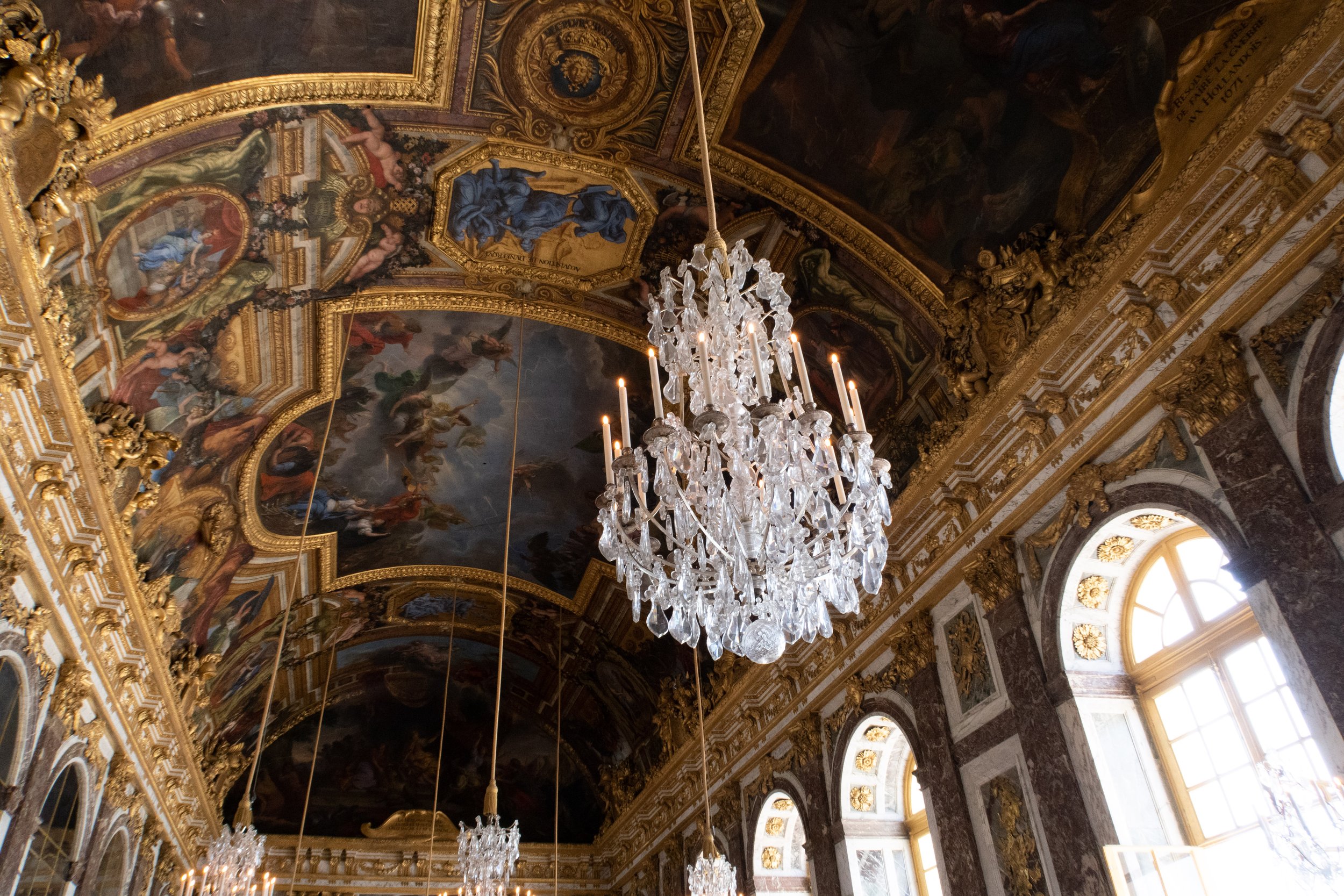 Plafond de la Galerie des Glaces du Château de Versailles.