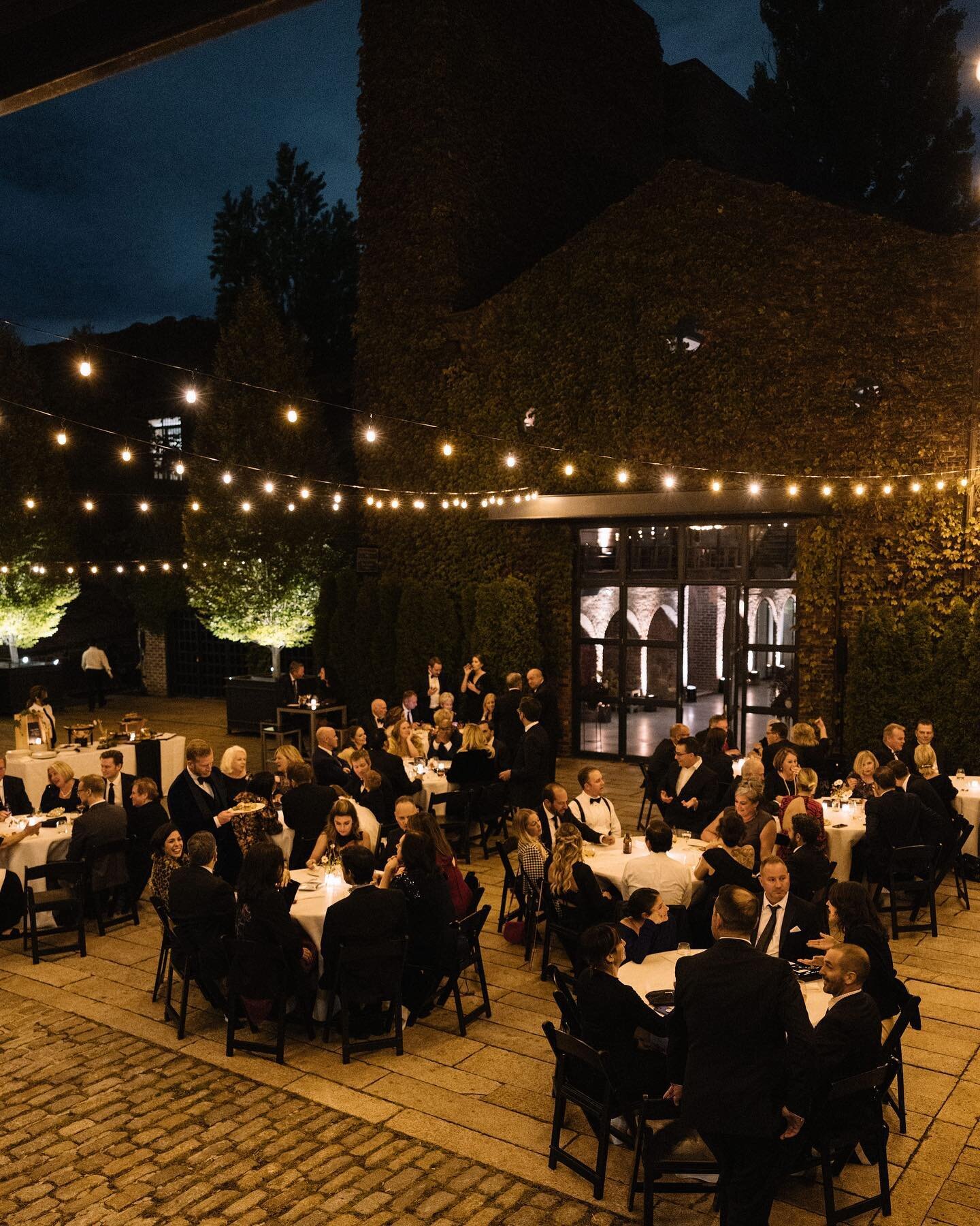 This gorgeous weather is making me miss a stunning Foundry wedding we did last year&hellip;cocktail hour under the stars, what could be better? @thefoundrylic 📸: @tomleungphoto #weddingplanner #wedding #weddingday #weddinginspiration #bride #eventpl