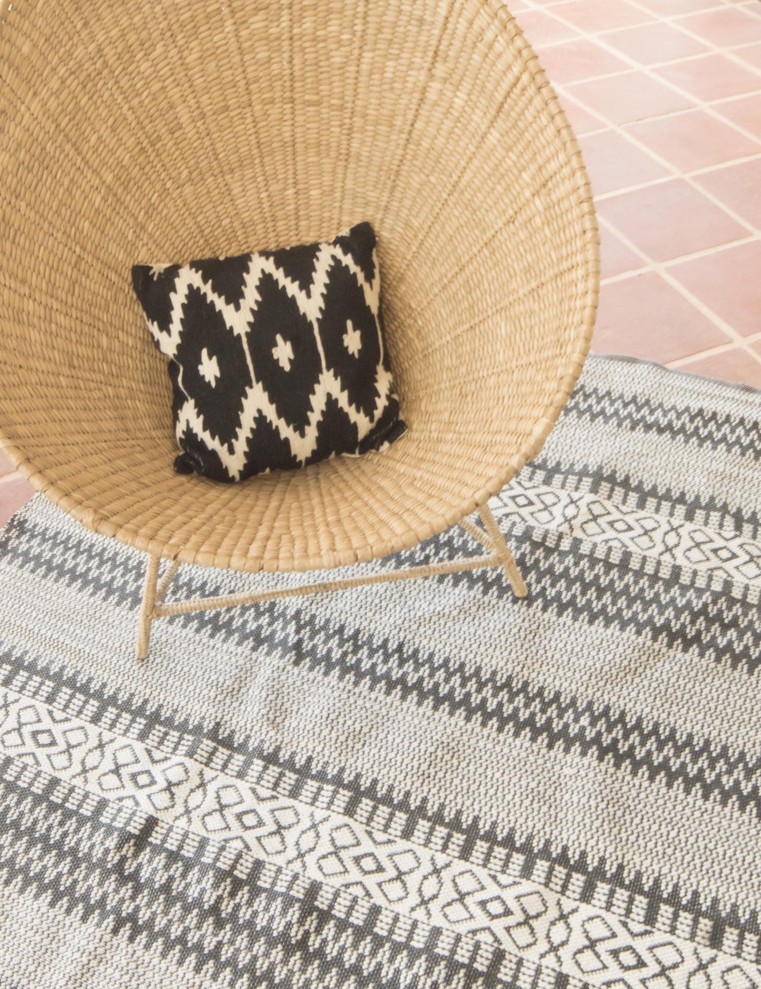 Black & White Woven Rug
$50.00
Black & White Woven Rug - 5 x 7 feet