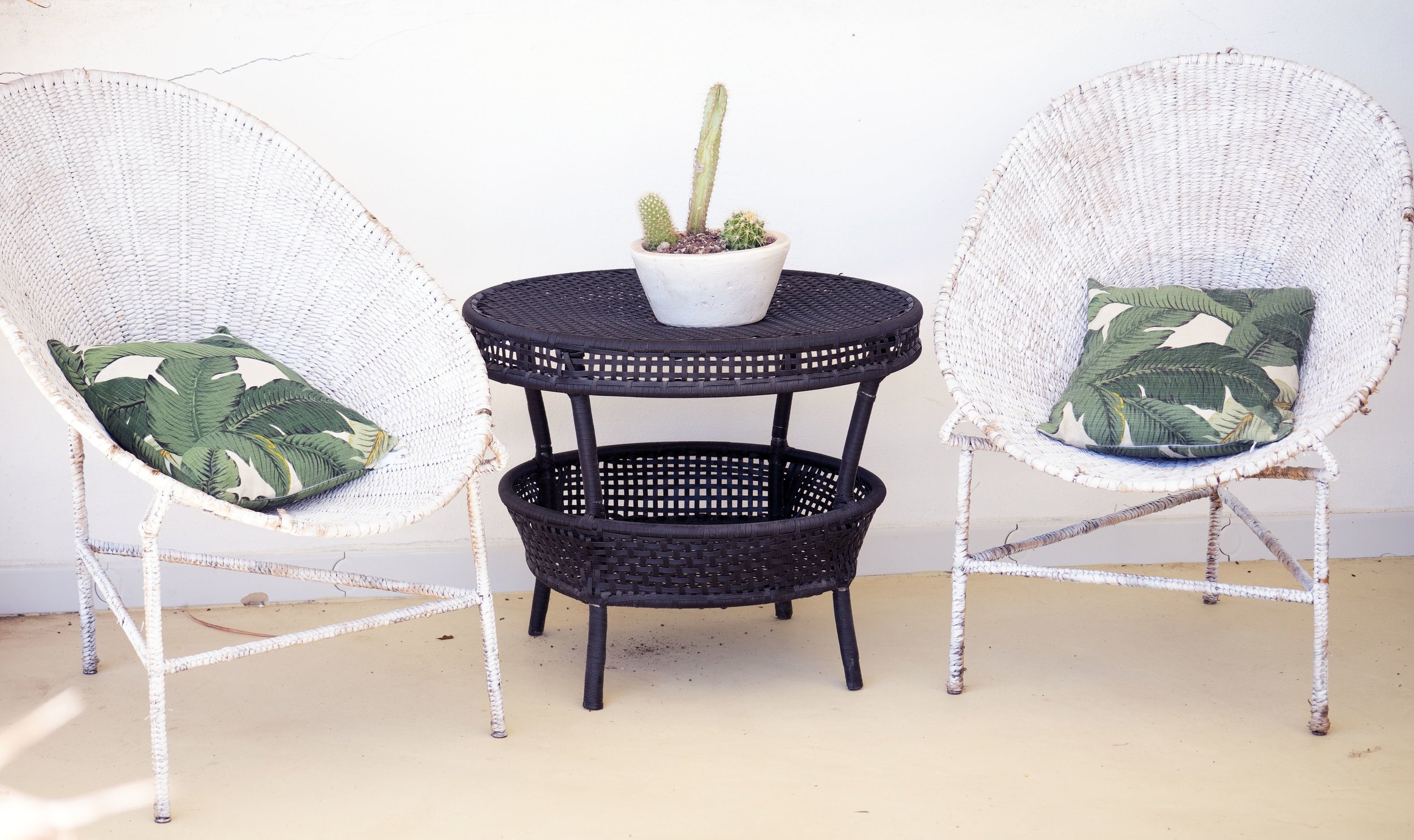 Black Rattan Circular Coffee Table (1)
$40.00