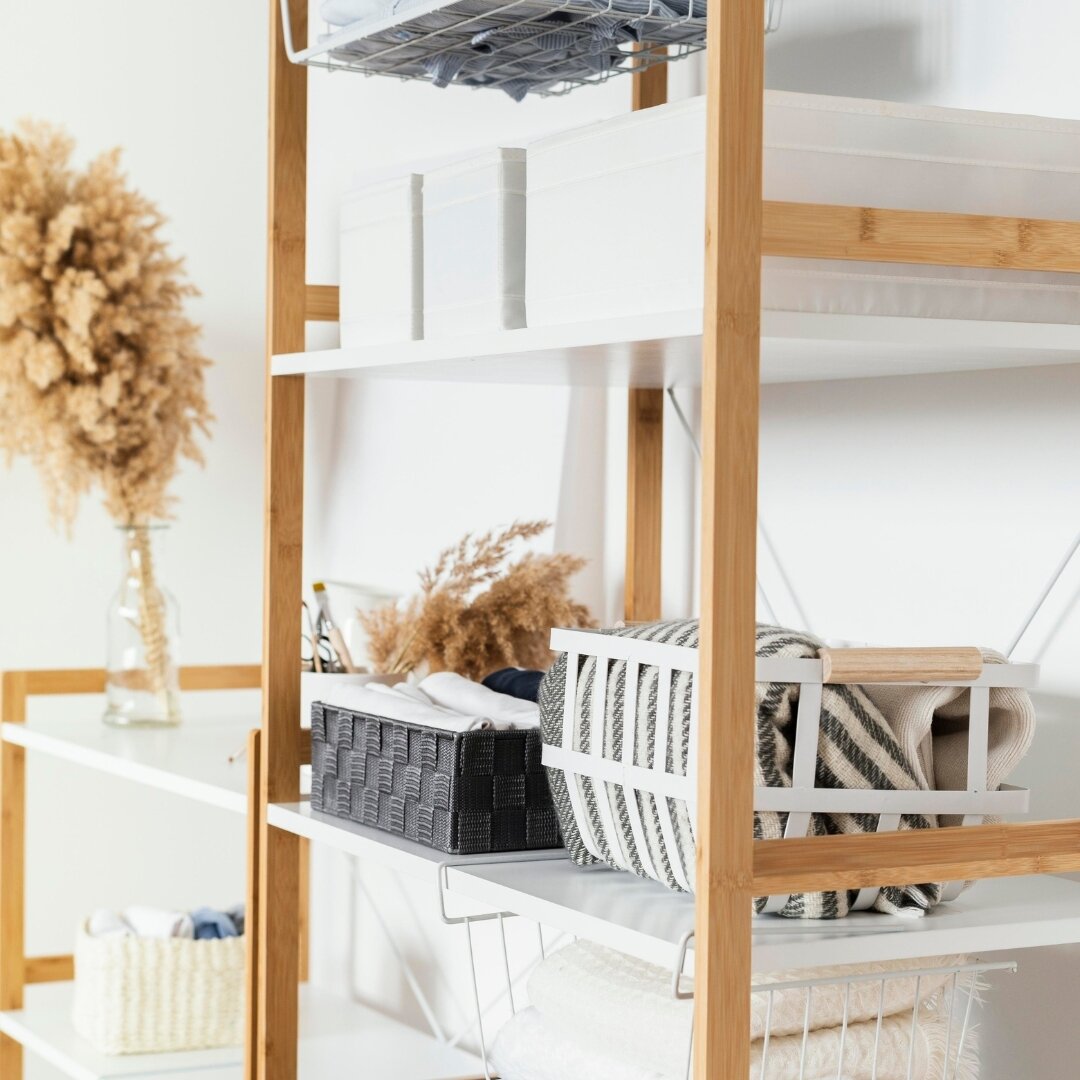 Moving can be a stressful and overwhelming experience, but being organized can make all the difference. Here are some of the benefits of staying organized during your next move:

📦 Easier Packing: When everything is organized and labeled, packing be