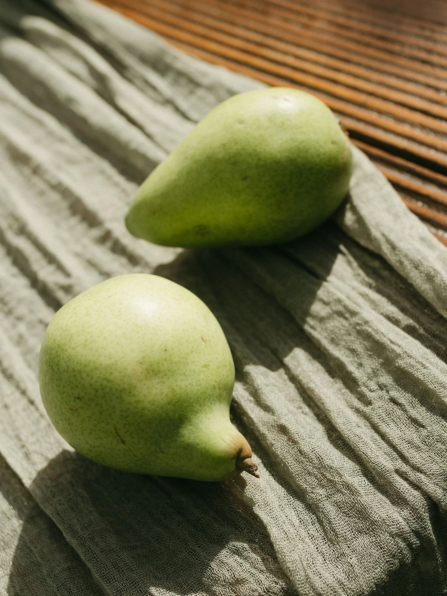 We&rsquo;re totally pear-ing up with joy this season! ✨

Come pick your favorite from our juicy Bartletts, Bosc, and Anjou &mdash; all different, all delicious. Ready, Set, PICK! 🍐💕

Farm &amp; Pears: @pearbloomfarm
Coordination: @elodyrose_events
