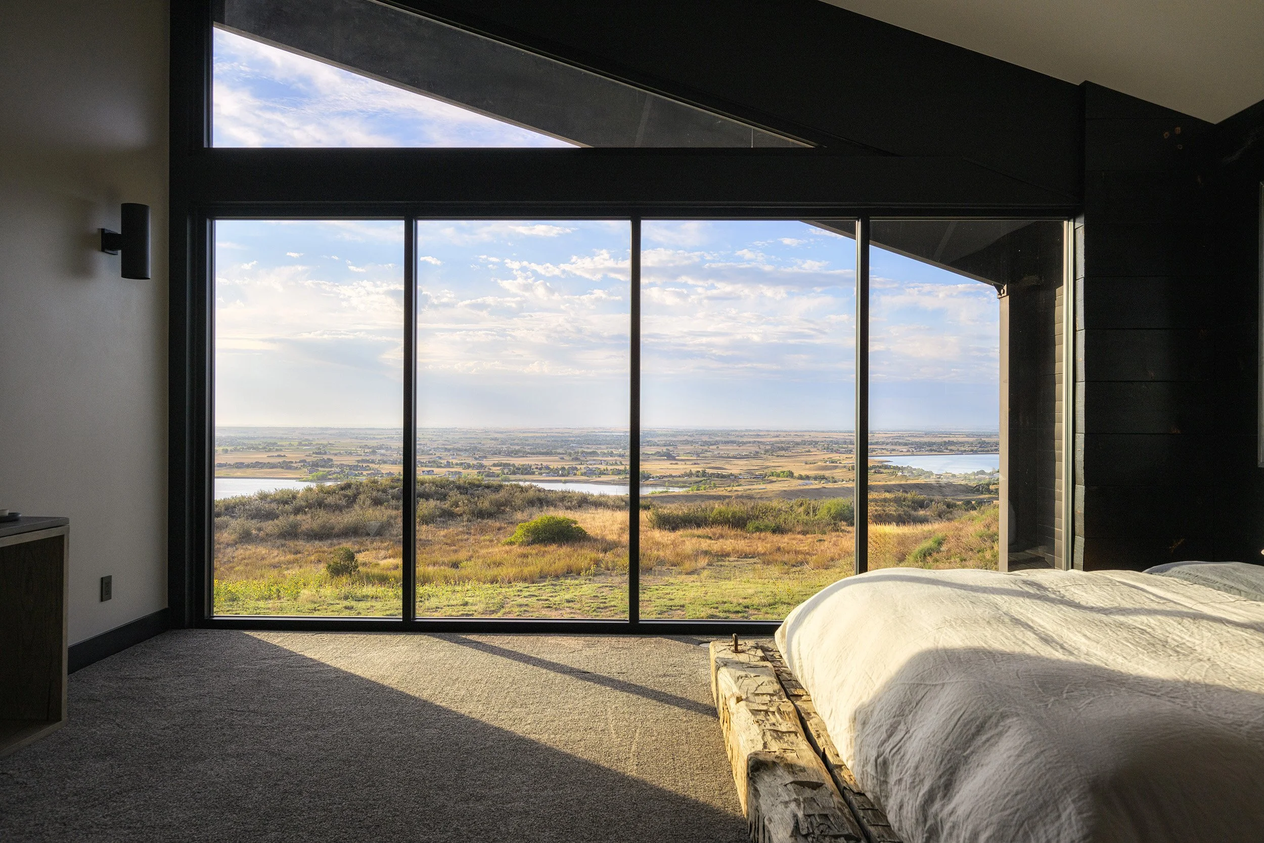 aggregate-steel-primary-bedroom-timber-planks-sunrise-valley-view.jpg
