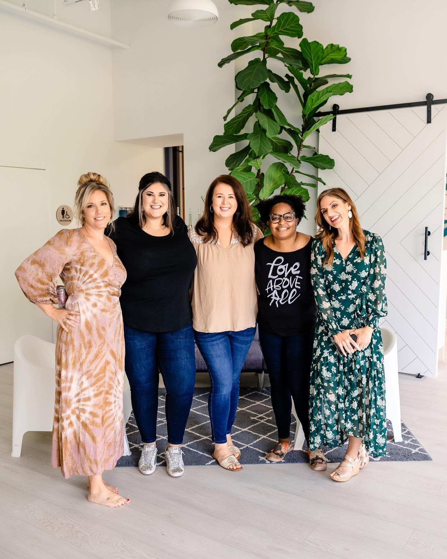 Had the BEST time yesterday with @risingtideraleigh we had a morning filled with headshots, creating content and masterminding with creatives in lots of different industries. 

Tamara @bytamaragibson @querenciacreative (the amazing lady behind the ca