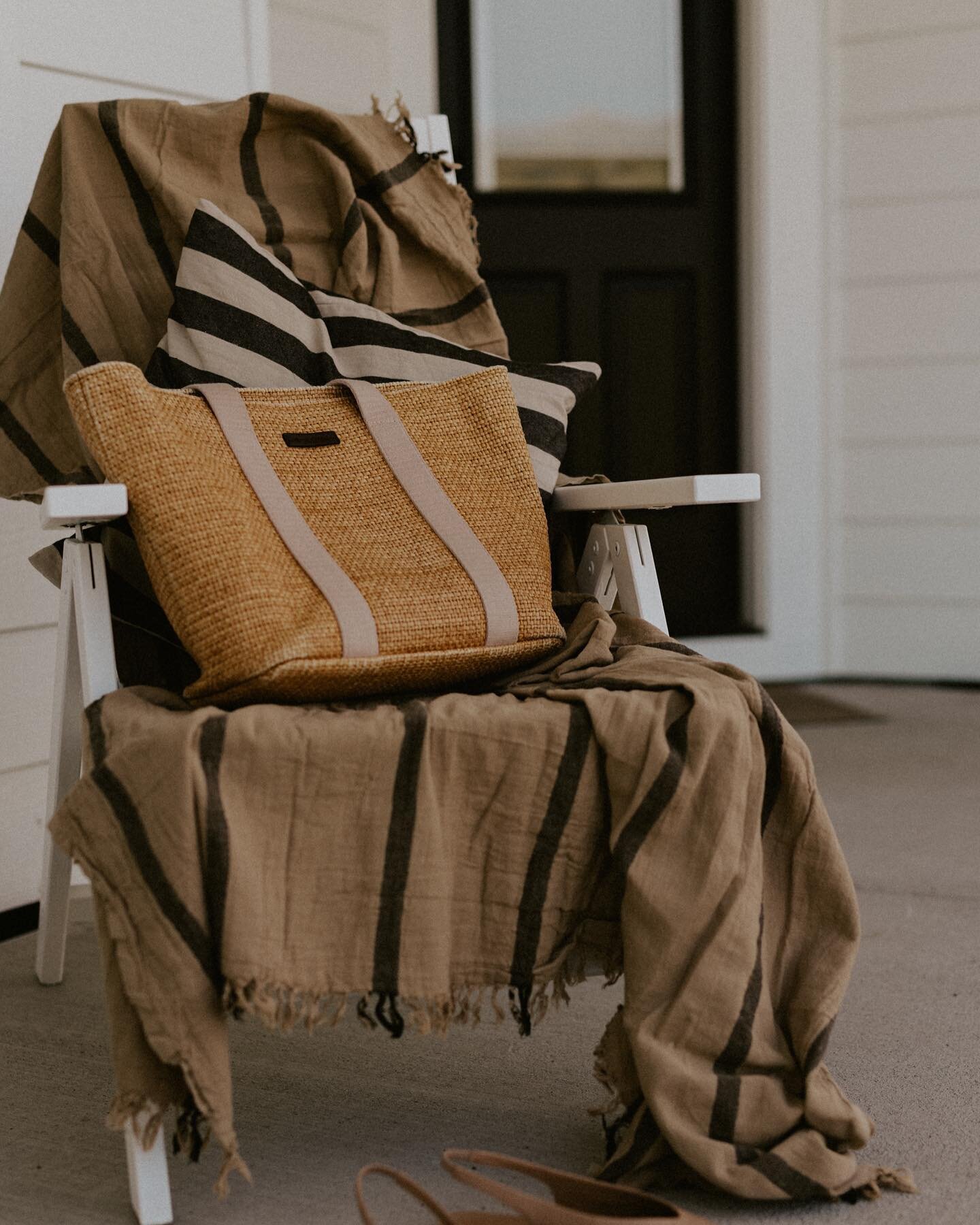 This weekend vibes 🌸 ☀️ 🧘&zwj;♀️ 
 🫶Follow @marynaholovanova for aesthetics Inspo 🫶
✨✨✨
Sling back shoes, ballerina flats, beige flats, neutral flats, neutral shoes, shorts, beige sling backs, old money look, elegant and classy, poetic blouse, Pa