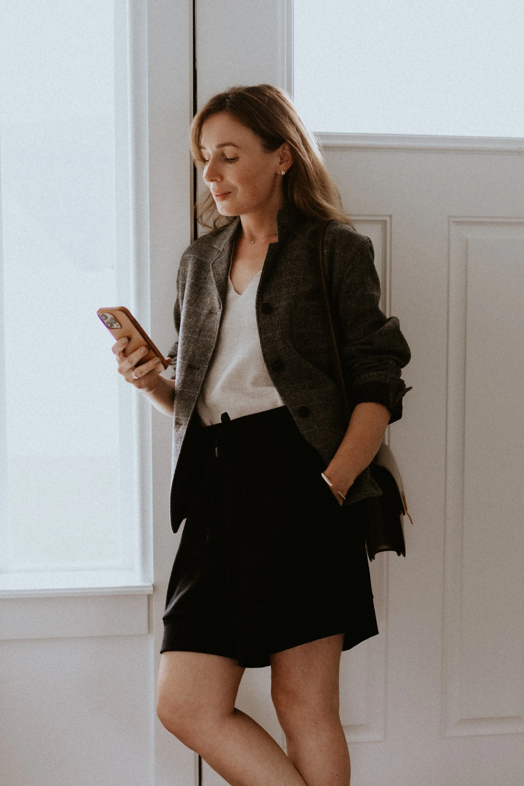 Fall outfit ideas. Blazer and shorts. Ines de la Fressange. French chic. Varley Alder shorts. V neck top and blazer. Back to the office look. Back to school look Isabel Marant Etoile Ines de la Fressange Veronica Beard