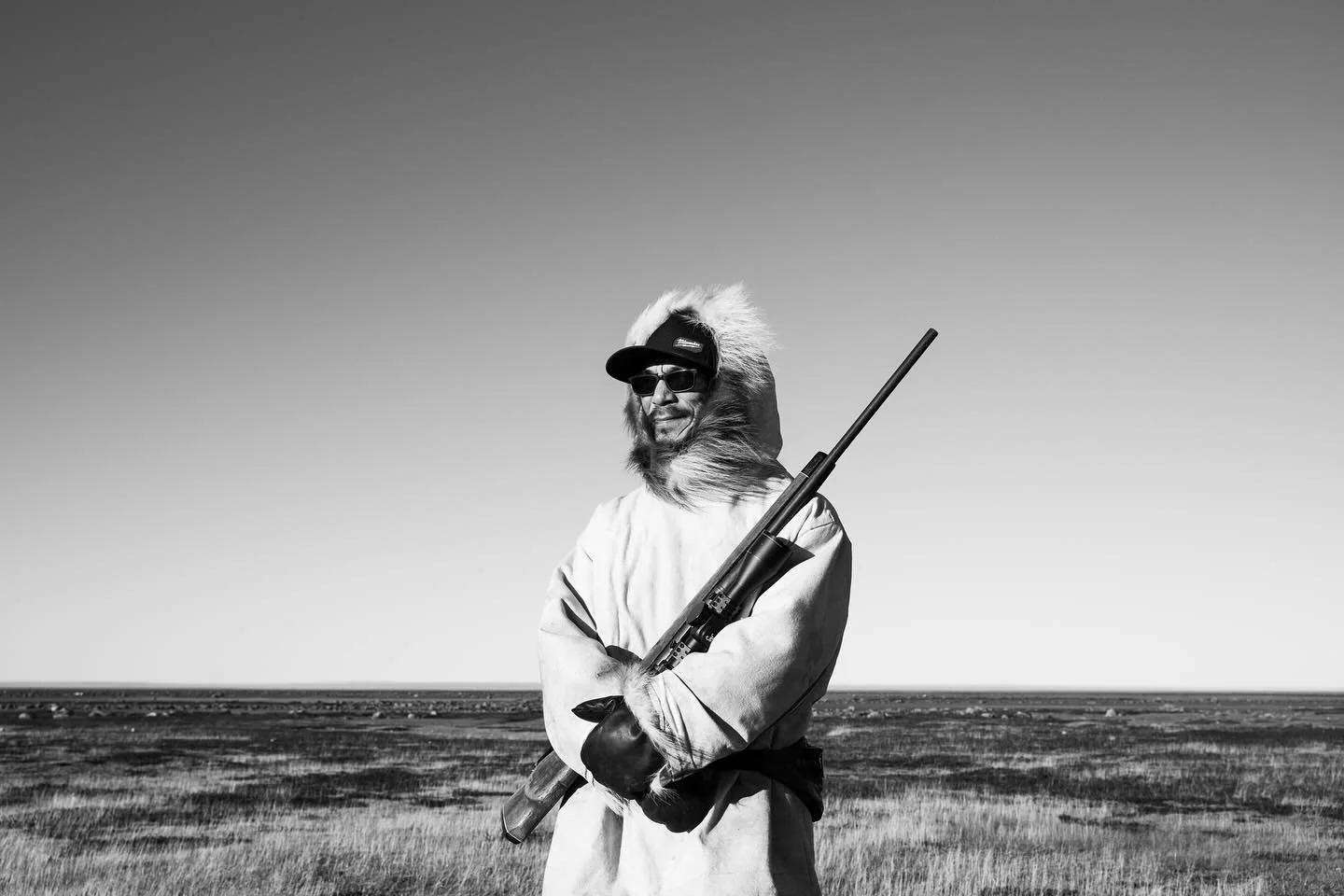 Moises was my guide through the tundra near Arviat, on the edge of Hudson Bay.
A hunter, dog musher, and protector of his land — he knows every trail, every wind, every silence that hides life beneath the ice.
With calm eyes and steady hands, h