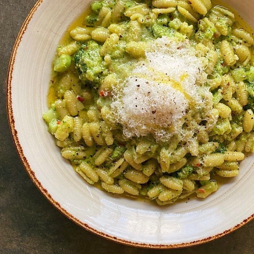 Guess who&rsquo;s back? 💚
Gnocchetti, broccoli, anchovies, toasted pine nuts and pecorino 👌🏻👌🏻👌🏻