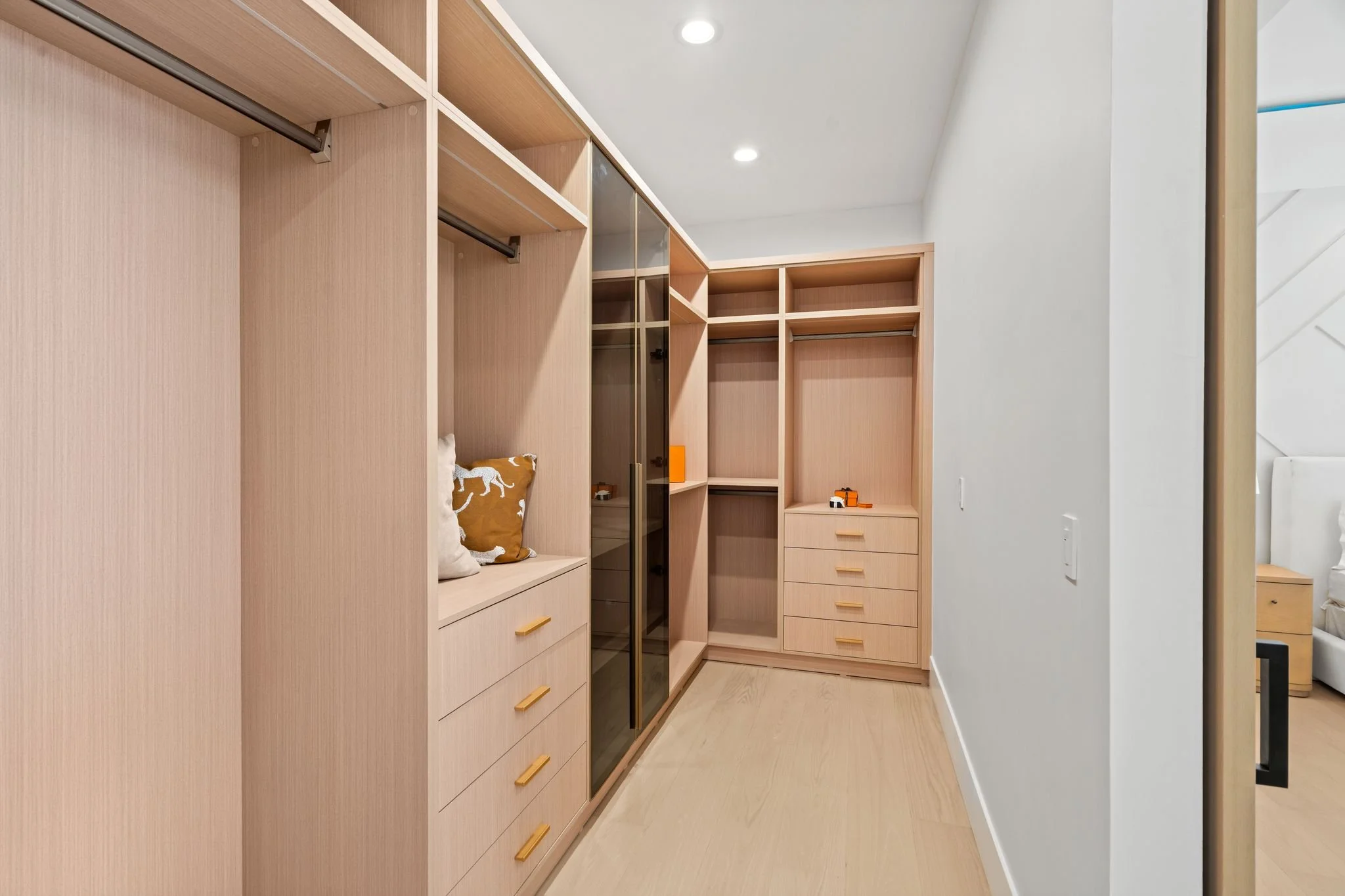 42 Master Closet.jpg