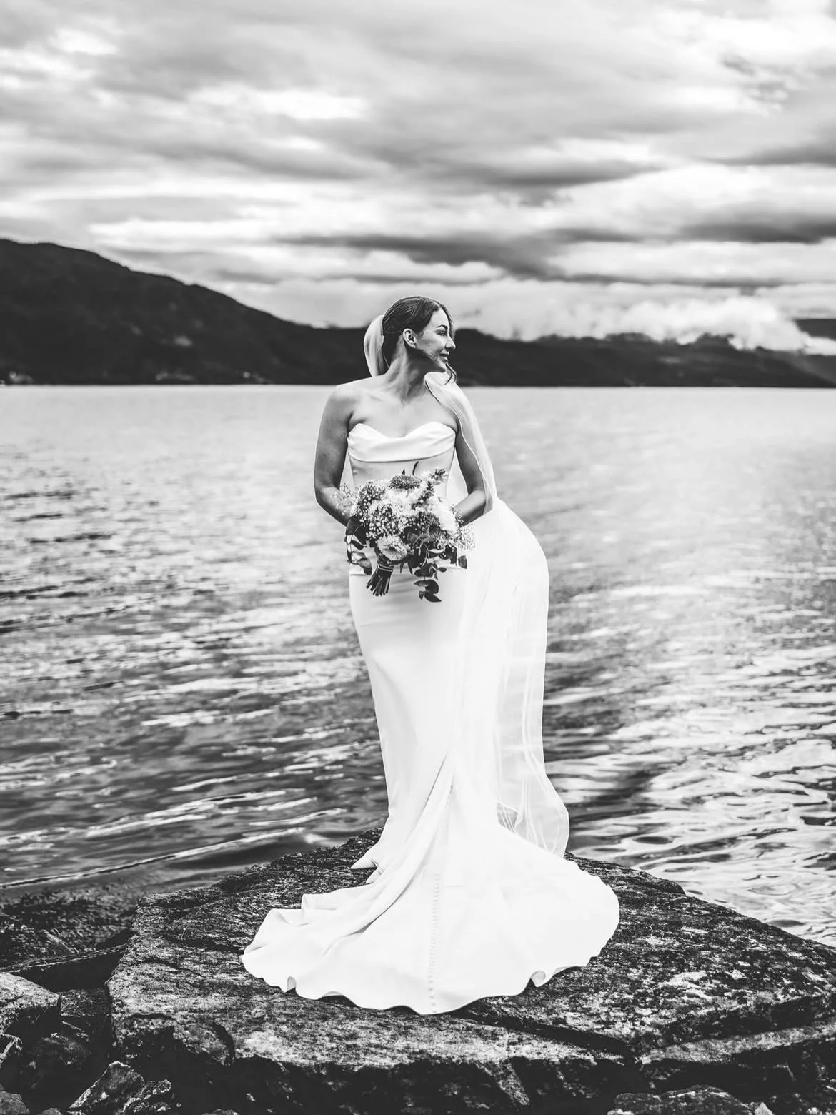 Magic moments ✨

Tenk s&aring; heldig man er, som har en jobb hvor man f&aring;r m&oslash;te s&aring; mange fine mennesker og v&aelig;re en del av en s&aring; stor dag 🥂

Tusen takk for tilliten fineste @gsolibakke 🫶

Dress: @cherie_brud 
Foto: @mk