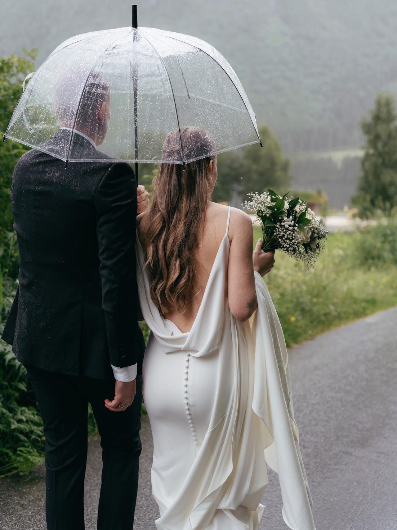 It&rsquo;s a yes! 🥂

Finnes det noe bedre enn lykkelige brudepar? 🥹🫶

Nydelige @guroroseth i kjempefin kjole fra salongen v&aring;r ❤️

Takk for at du valgte @cherie_brud ! 🫶

Kjole: @cherie_brud 
Foto: @pernilleholsvik 

#brud #brudkjole #bryllu