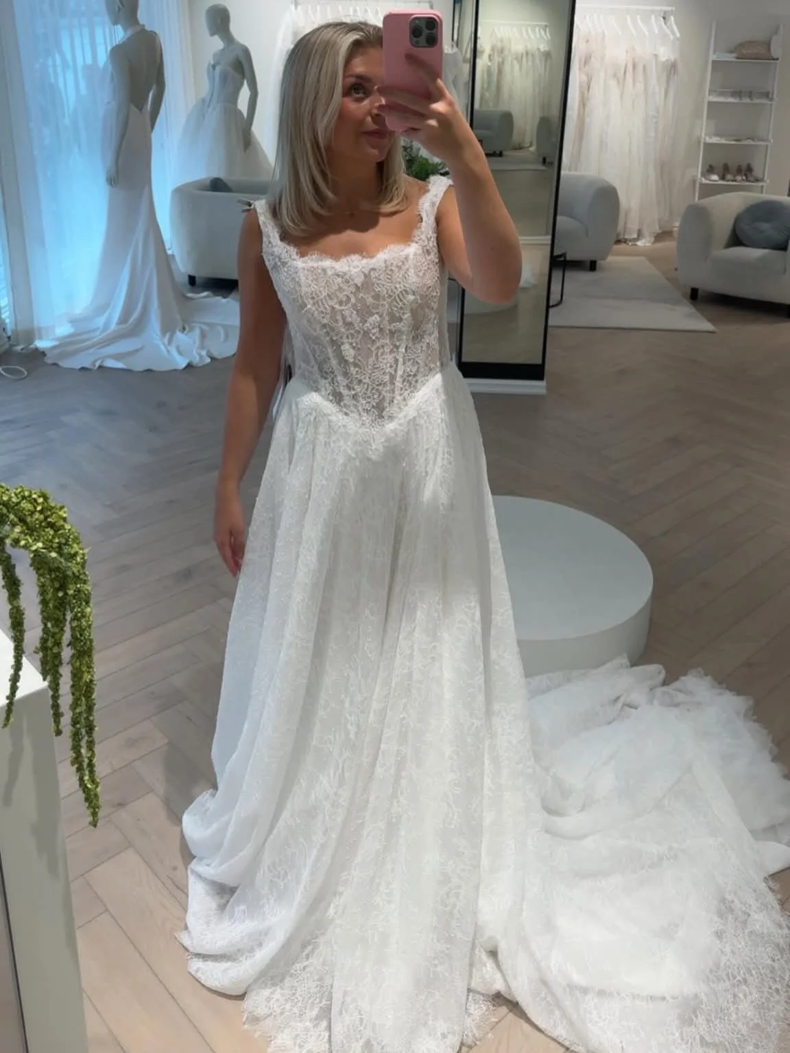 Lace perfection 🔥

#news #bridal #brud #brudekjole #weddingdress