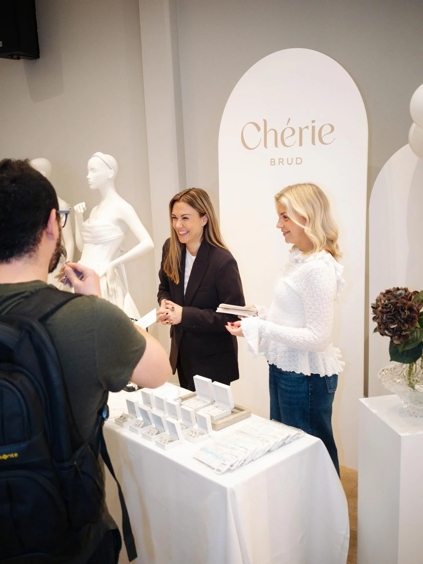Ch&eacute;rie Brud x Quality Hotel! 🥂

S&oslash;ndag hadde vi stand p&aring; inspirasjonsmesse og det var s&aring; kjekt! 🙌

Vi er heldige som f&aring;r m&oslash;te s&aring; mange fine folk, og ikke minst samarbeide med utrolig mange dyktige akt&os