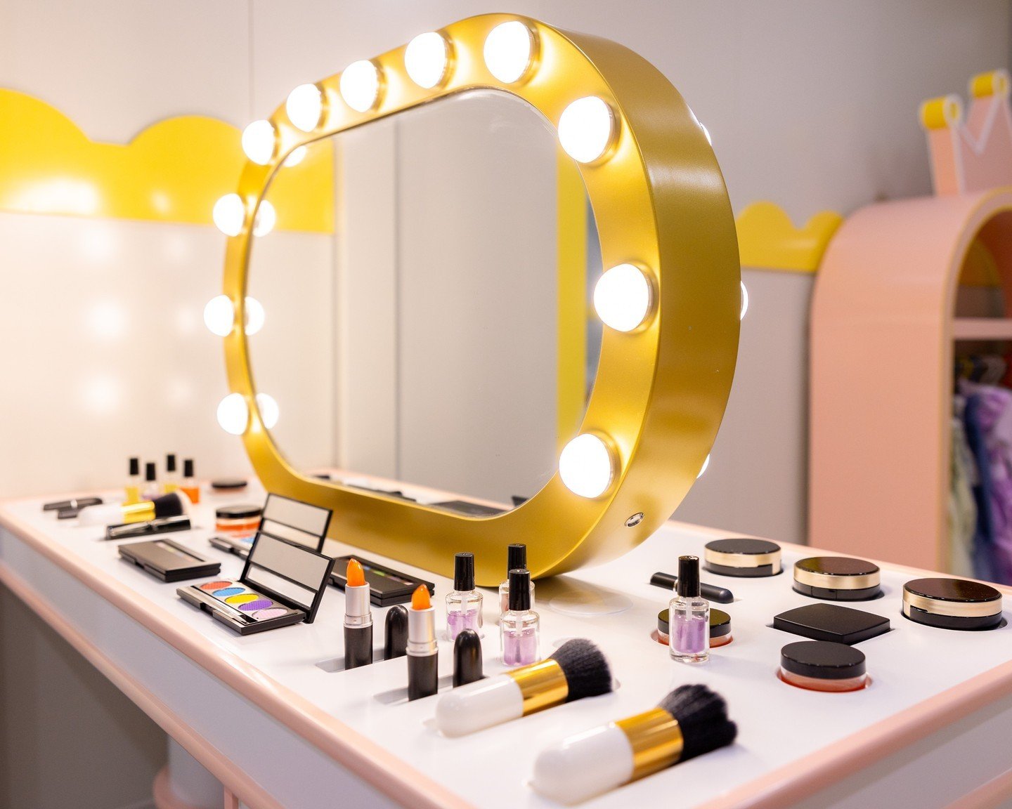 Step into our beauty studio at Little Amigos where every child will feel like a star! 💄✨ With glam tables and a dress-up corner, let your little ones' imaginations soar as they transform into their favourite characters and embrace their inner diva a