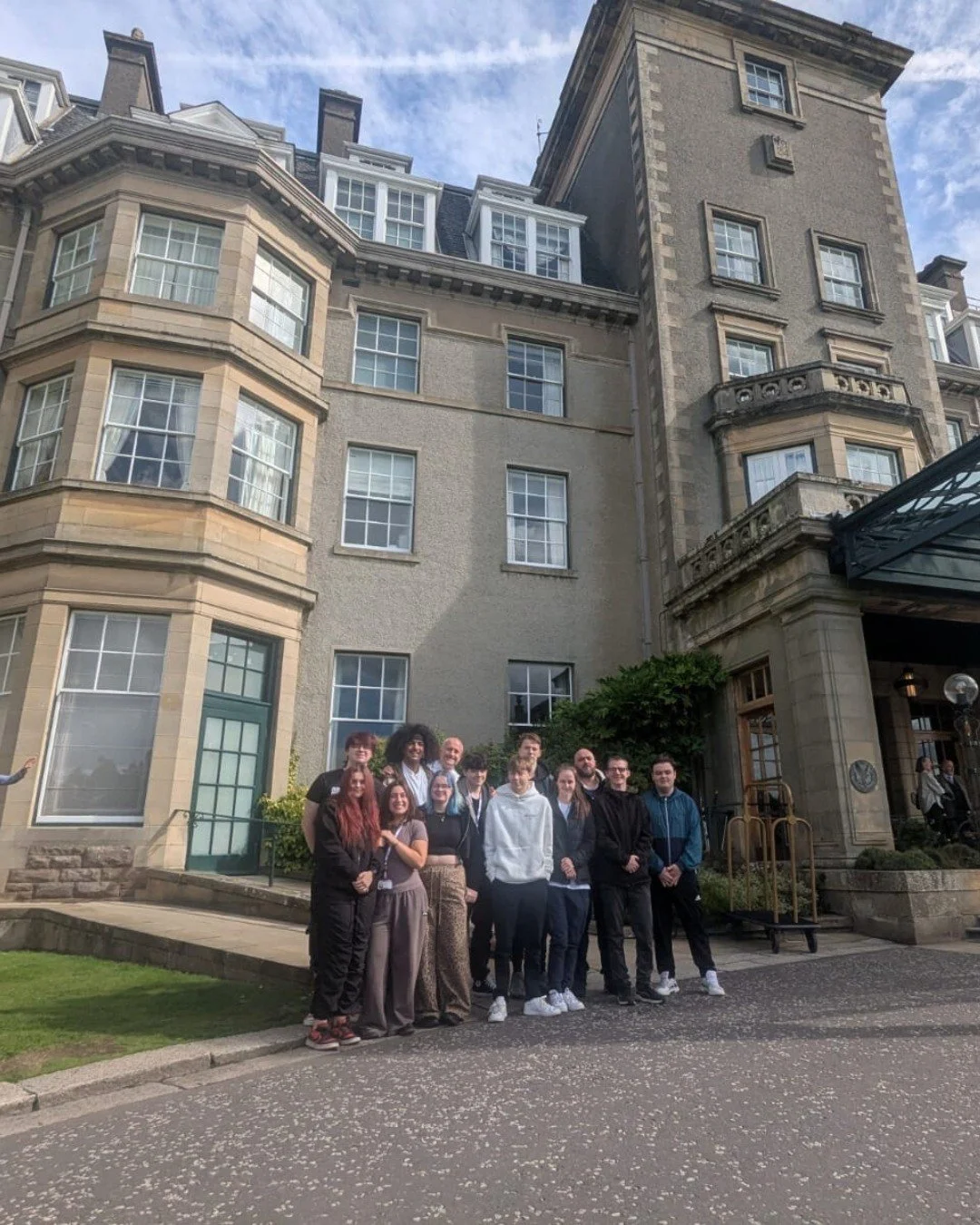 As part of the RACA College Community Programme, we were delighted to welcome 12 hospitality students from City of Glasgow College to the two-Michelin-starred Restaurant Andrew Fairlie at @thegleneagleshotel.
The students had the opportunity to meet