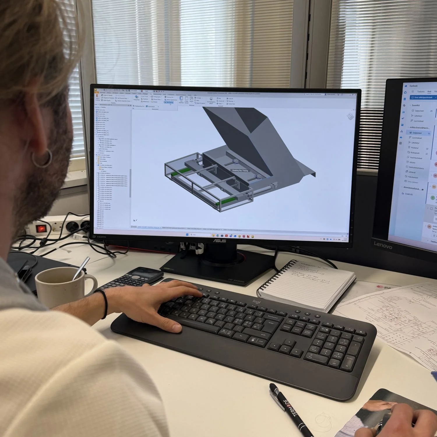 Suunnittelija työskentelee tietokoneella, näytöllä 3D-mallinnusohjelma.