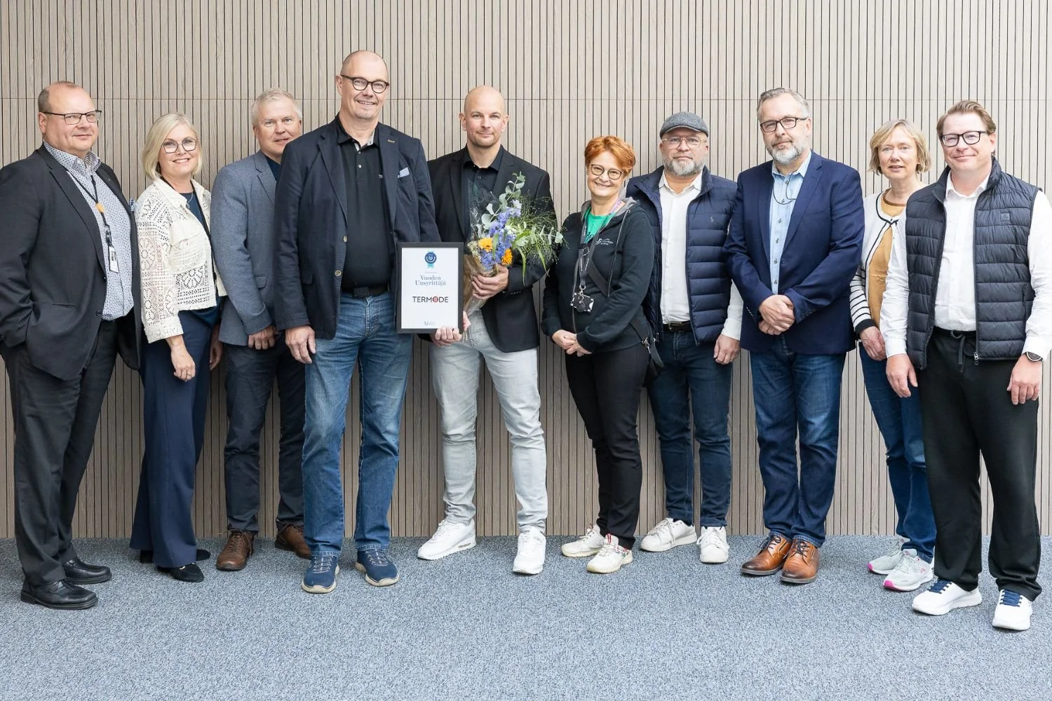 Termoden perustajat Esa Kukkonen ja Sami Hyrkäs vastaanottamassa Vuoden Uusyritys 2026 -palkintoa yhdessä Oulun seudun Uusyrityskeskuksen hallituksen kanssa.