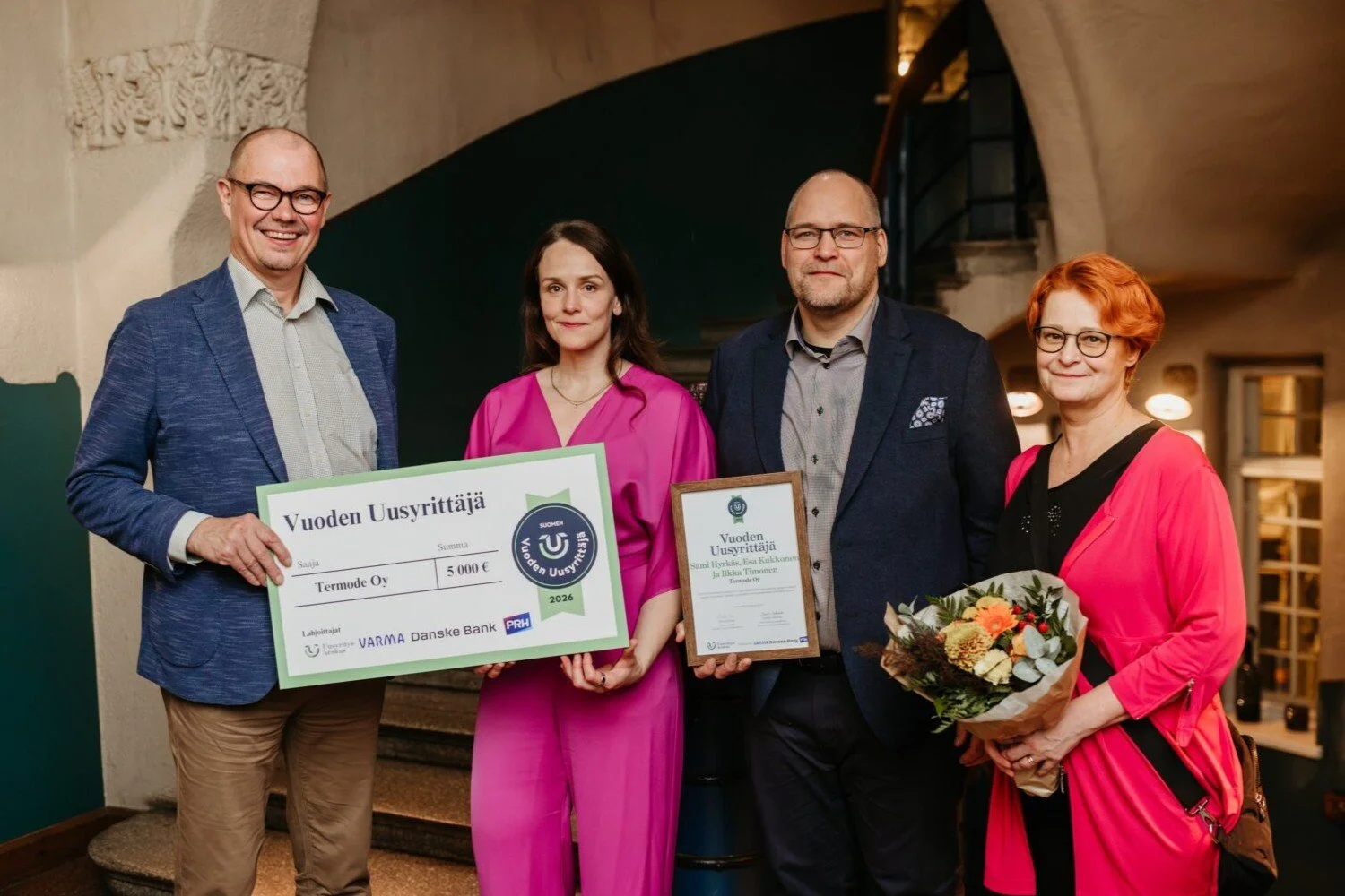Vasemmalta Esa Kukkonen, Katri Priimägi, Ilkka Timonen ja Tuija Aitto-oja Vuoden Uusyrittäjä 2026 -palkintojenjaossa. Kädessä 5 000 euron shekki Termode Oy:lle, kunniakirja ja kukkakimppu.