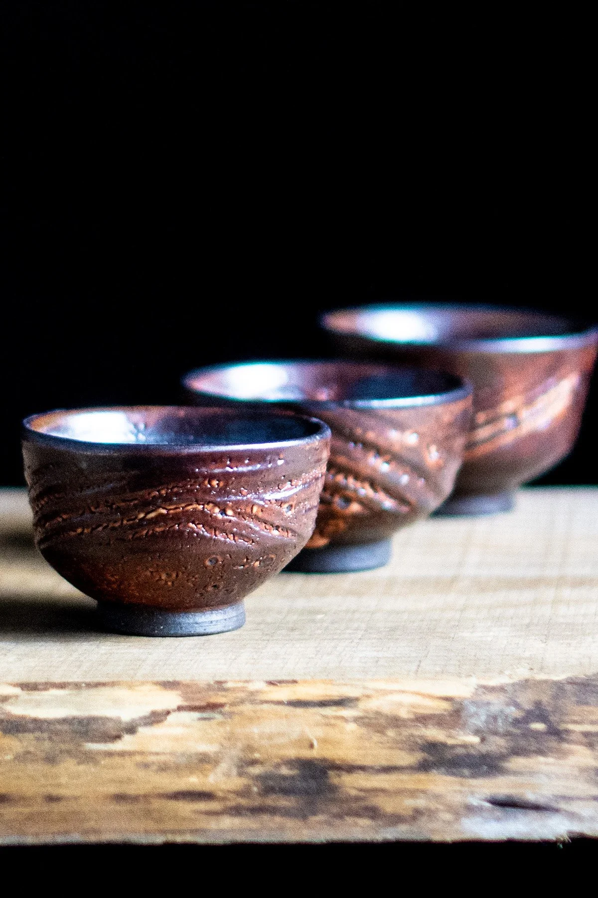 Gongfu cups with Shino glaze featuring crackled textures and soft atmospheric surfaces.