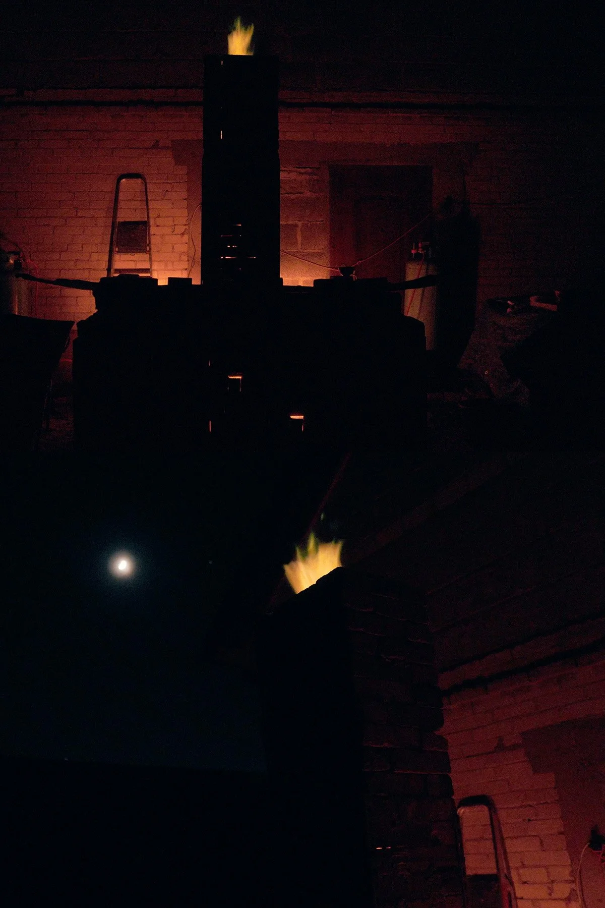 Soda firing process inside a gas kiln where flame, soda and atmosphere shape every ceramic surface differently.