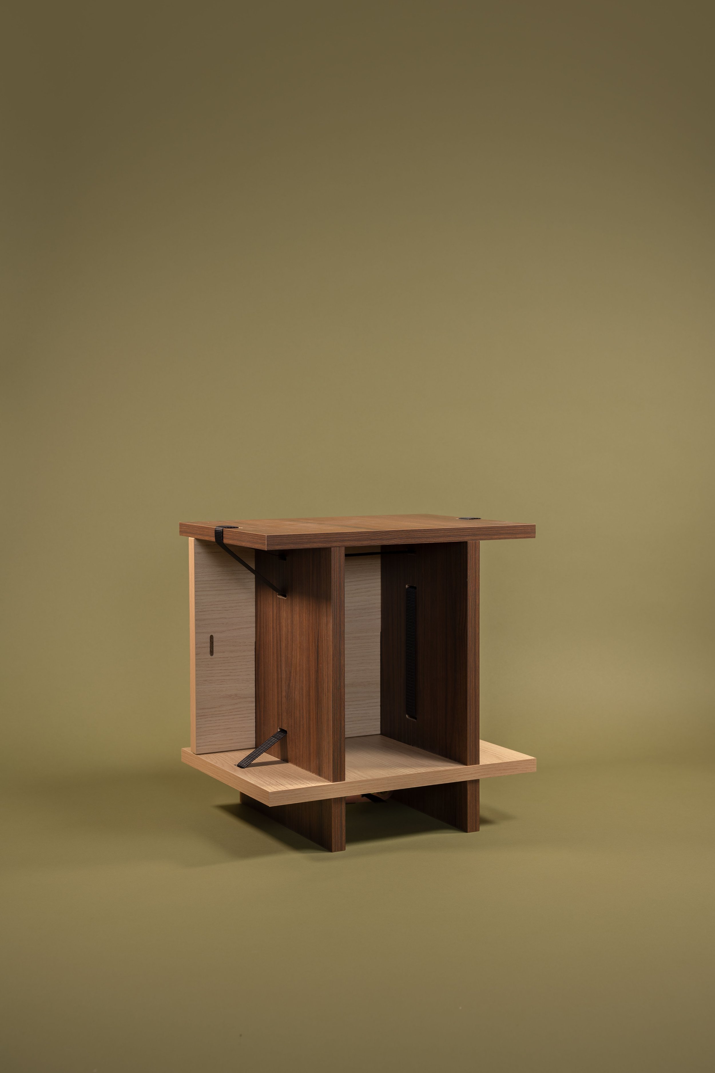 Tabouret bigout foncé-clair sur fond vert RVB Itération Amandine Capion.jpg