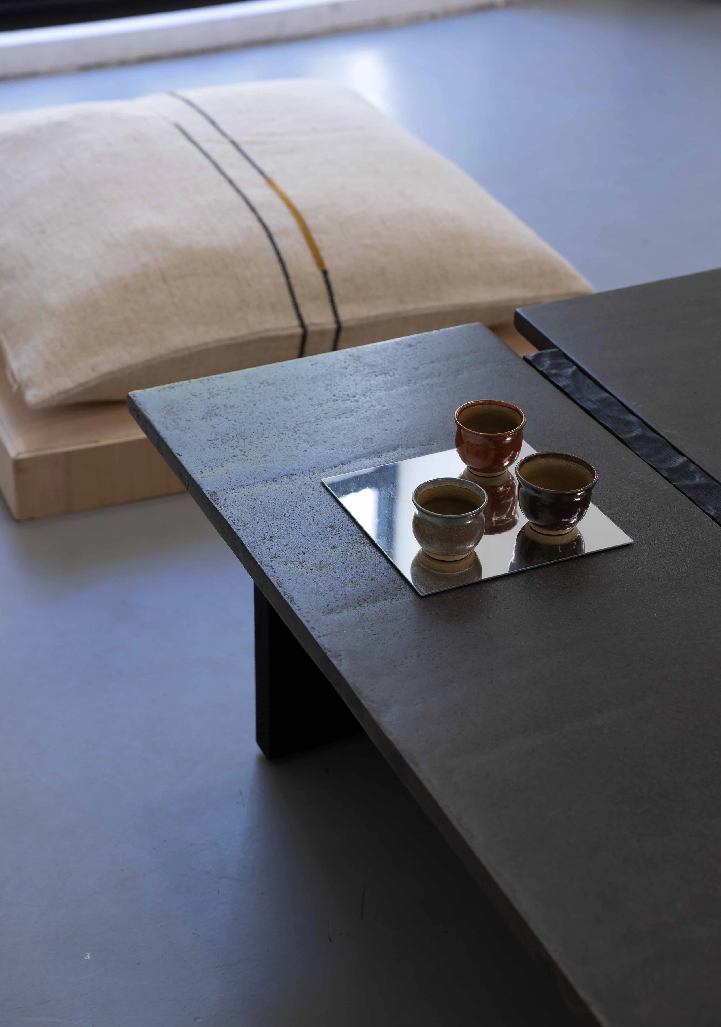 Tasses sur table basse ©Amandine Capion.jpg