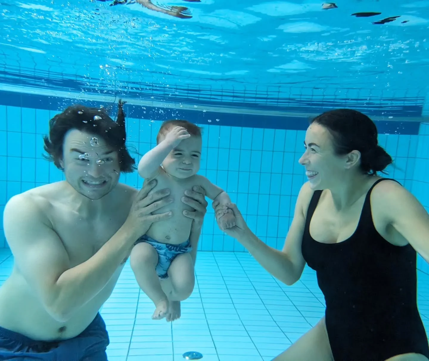 💦 Vannglede for hele familien! 💙
Se p&aring; denne herlige gjengen! 🫶🏽

Noe av det fineste med babysv&oslash;mming er &aring; se hvordan sm&aring; og store opplever mestring og glede sammen i vannet.
Babysv&oslash;mming handler ikke om &aring; l&